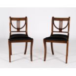 Paar Stühle, England, 20. Jh., Mahagoni, Säbelbeine, schwarze Polsterbezüge in Rosshaar, H. je 83 c