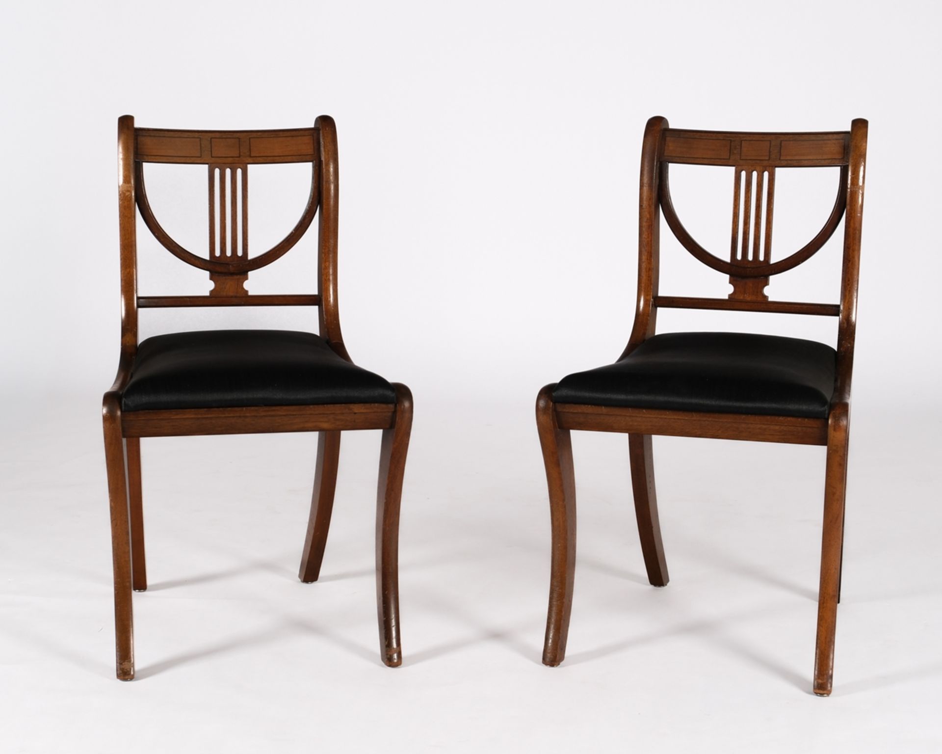 Paar Stühle, England, 20. Jh., Mahagoni, Säbelbeine, schwarze Polsterbezüge in Rosshaar, H. je 83 c
