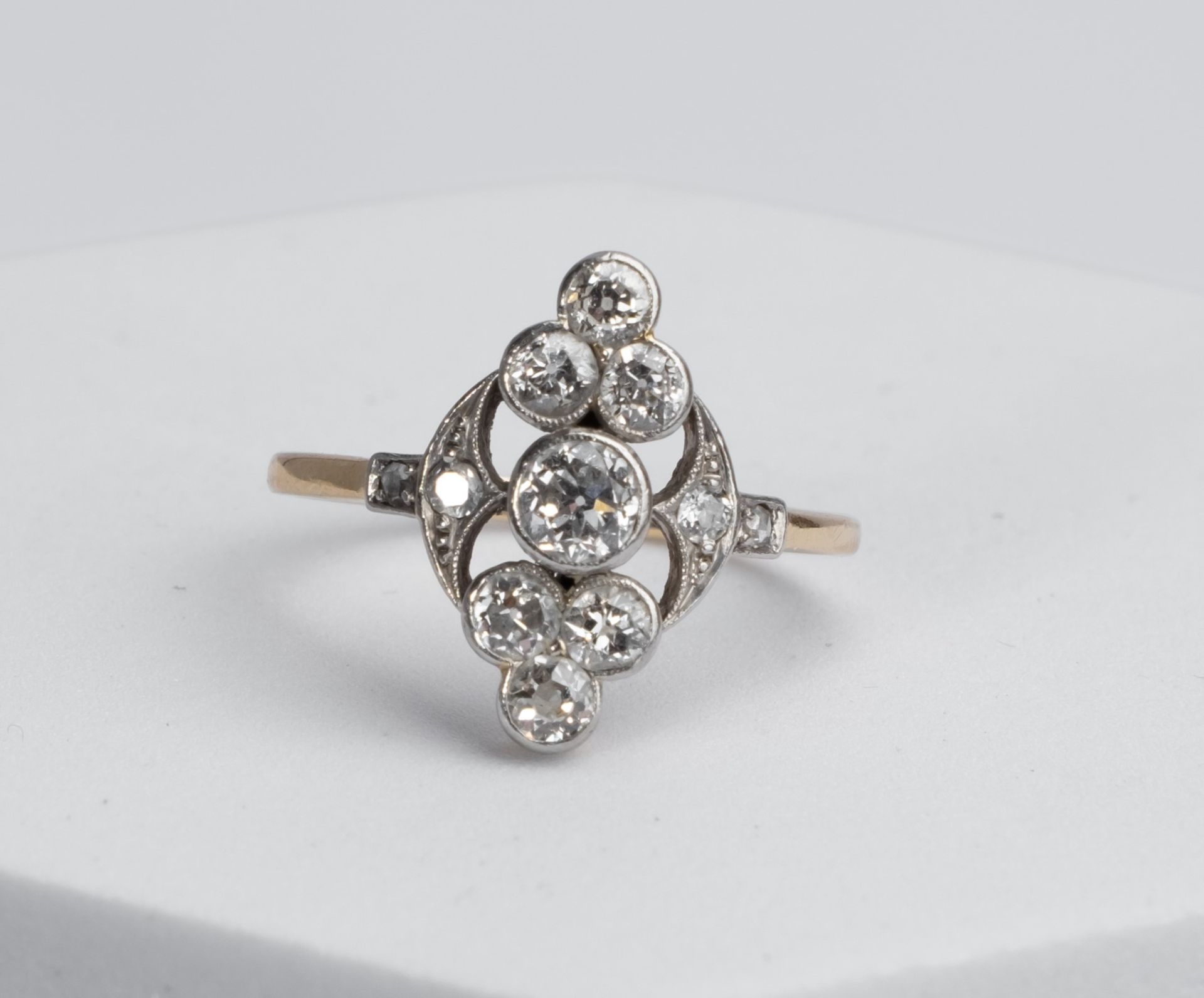 Ring, Art Déco, 18kt Gelbgold/Weißgold, 11 Diamanten zus. ca. 0.80 ct., ca. 4.0 g, RM 60 - Bild 2 aus 3