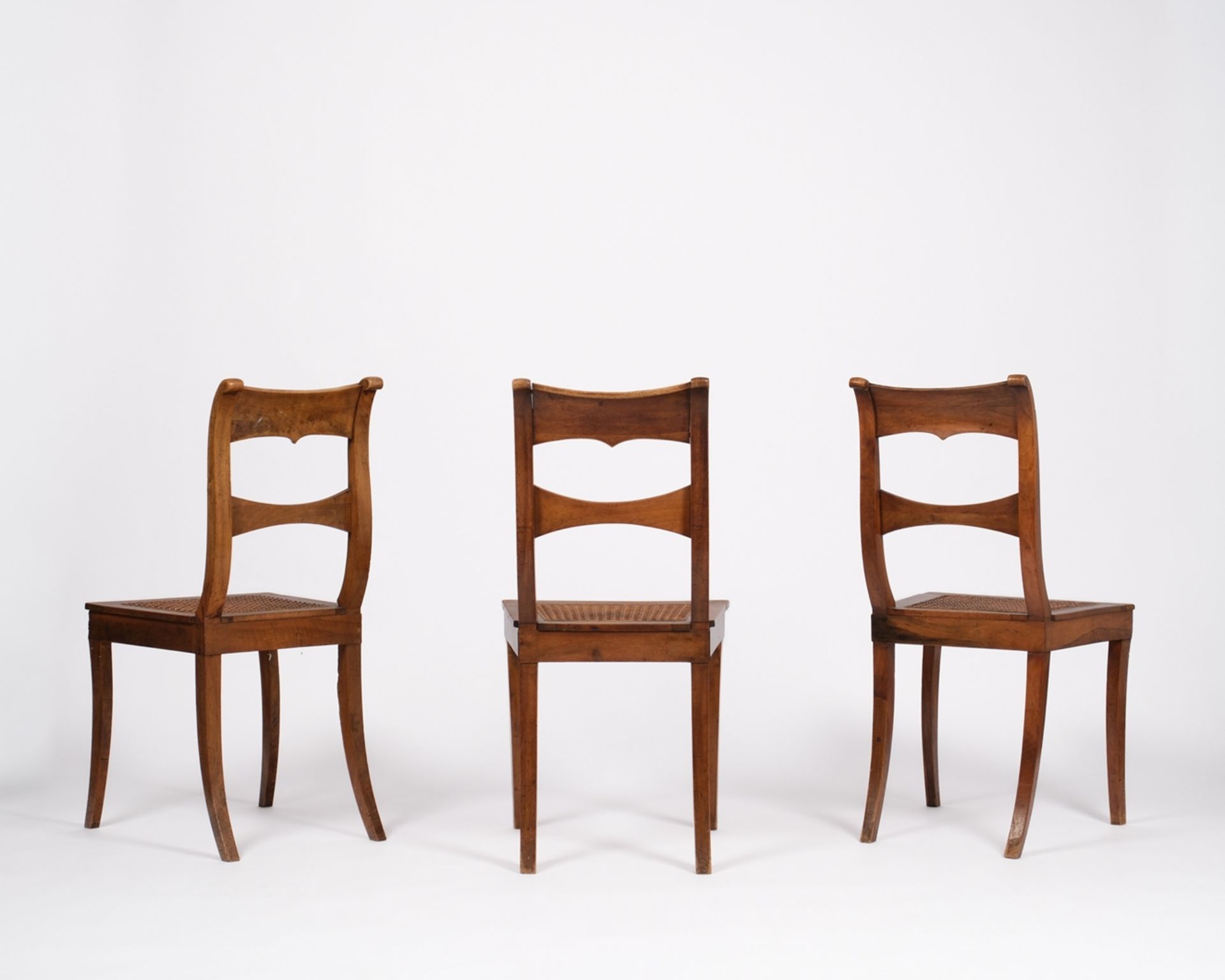 Drei Stühle des Biedermeier aus Haus Parzival, um 1830, Nussbaum massiv und furniert, Sitzfläche je - Bild 3 aus 3