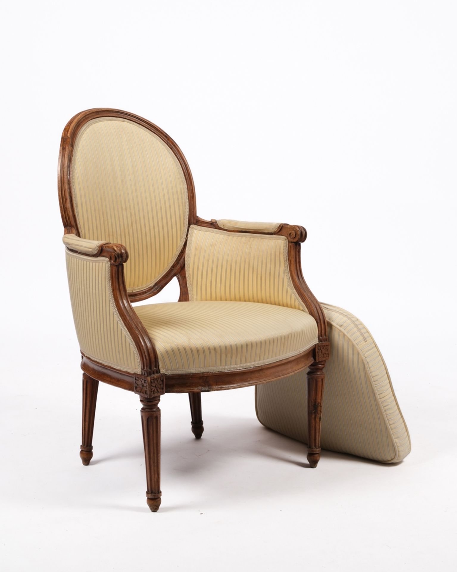 Bergère, Louis XVI, um 1780, Nussbaum geschnitzt, medaillonförmige Rückenlehne und kannelierte Füße - Bild 3 aus 4