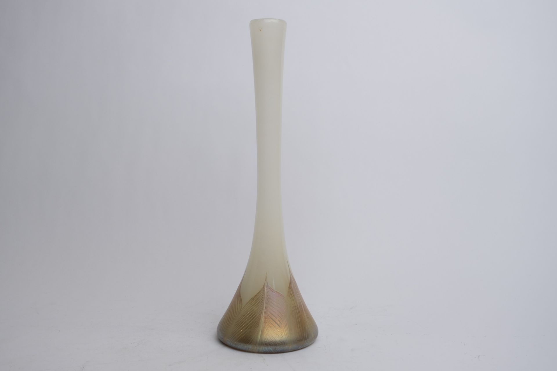 Stangenvase, "Tiffany", 20. Jh., Glas, konische, schlanke Form, elfenbeinfarben, unten umlaufend ve - Bild 2 aus 3