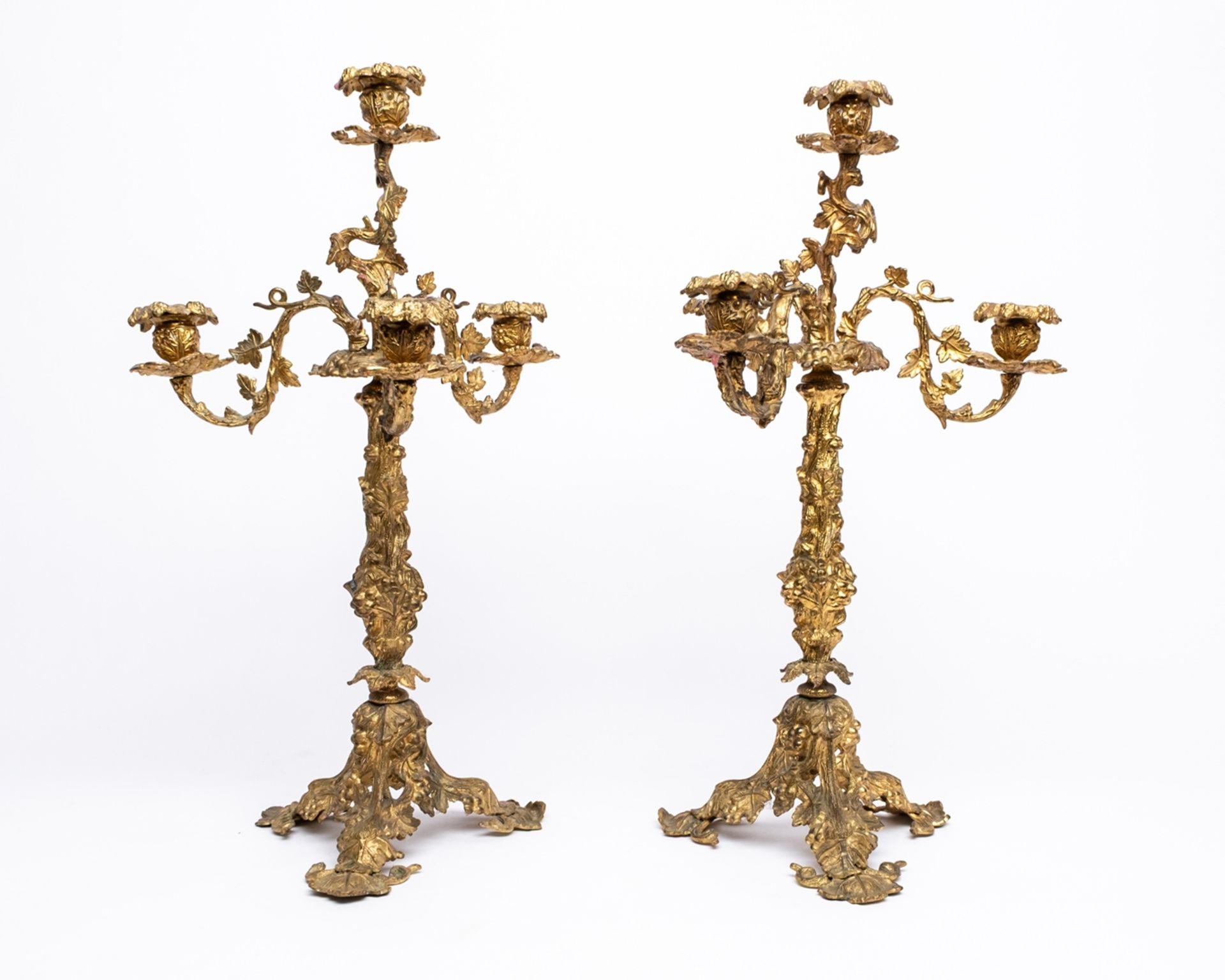 Paar Girandolen, Frankreich, 2. Hälfte 19. Jh., Bronze, vergoldet, Weinlaubdekor, je vierflammig, c