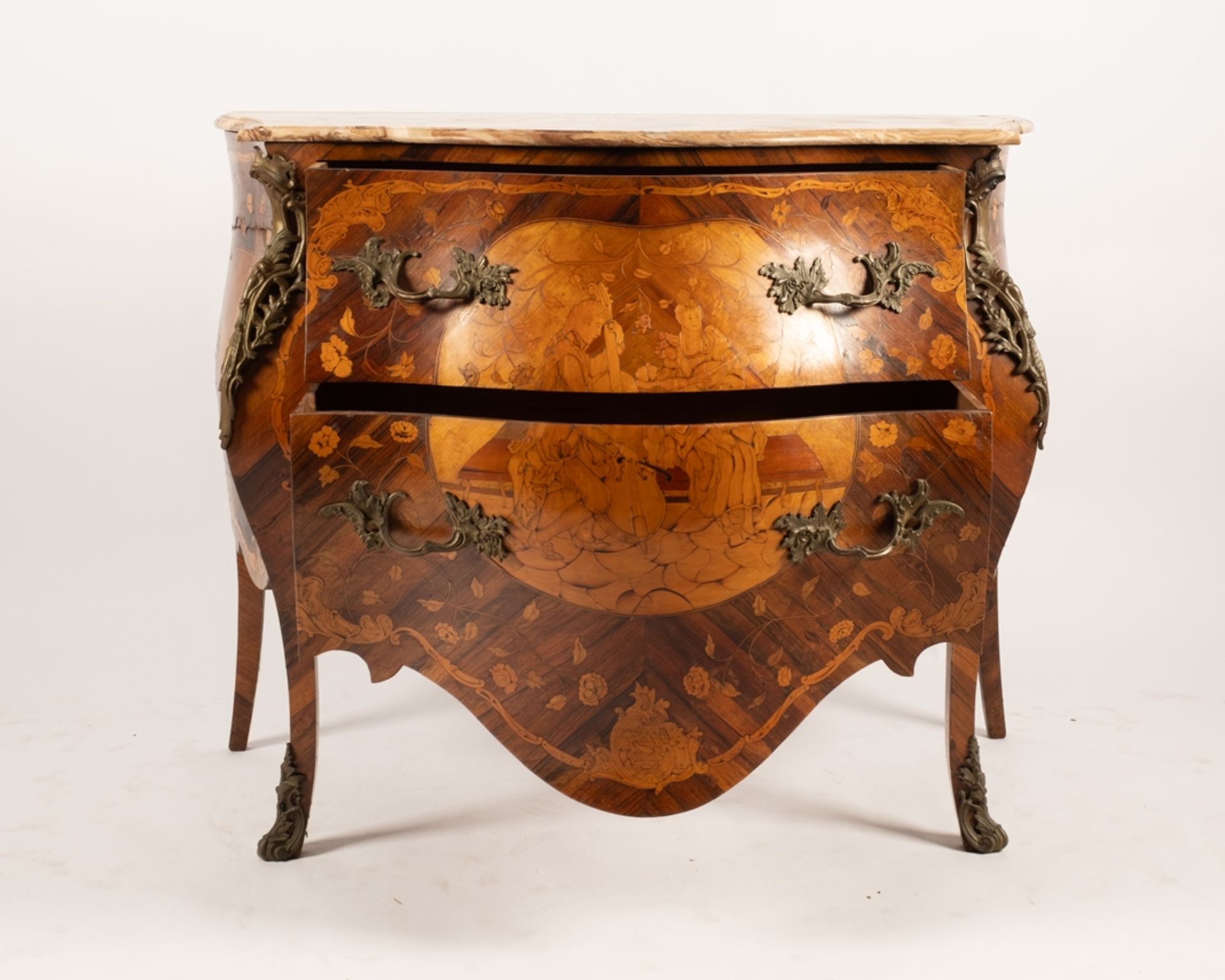 Kommode im Stil Louis XV, 19. Jh., diverse Edelhölzer furniert auf Eiche und Weichholz, stark bombi - Bild 3 aus 8