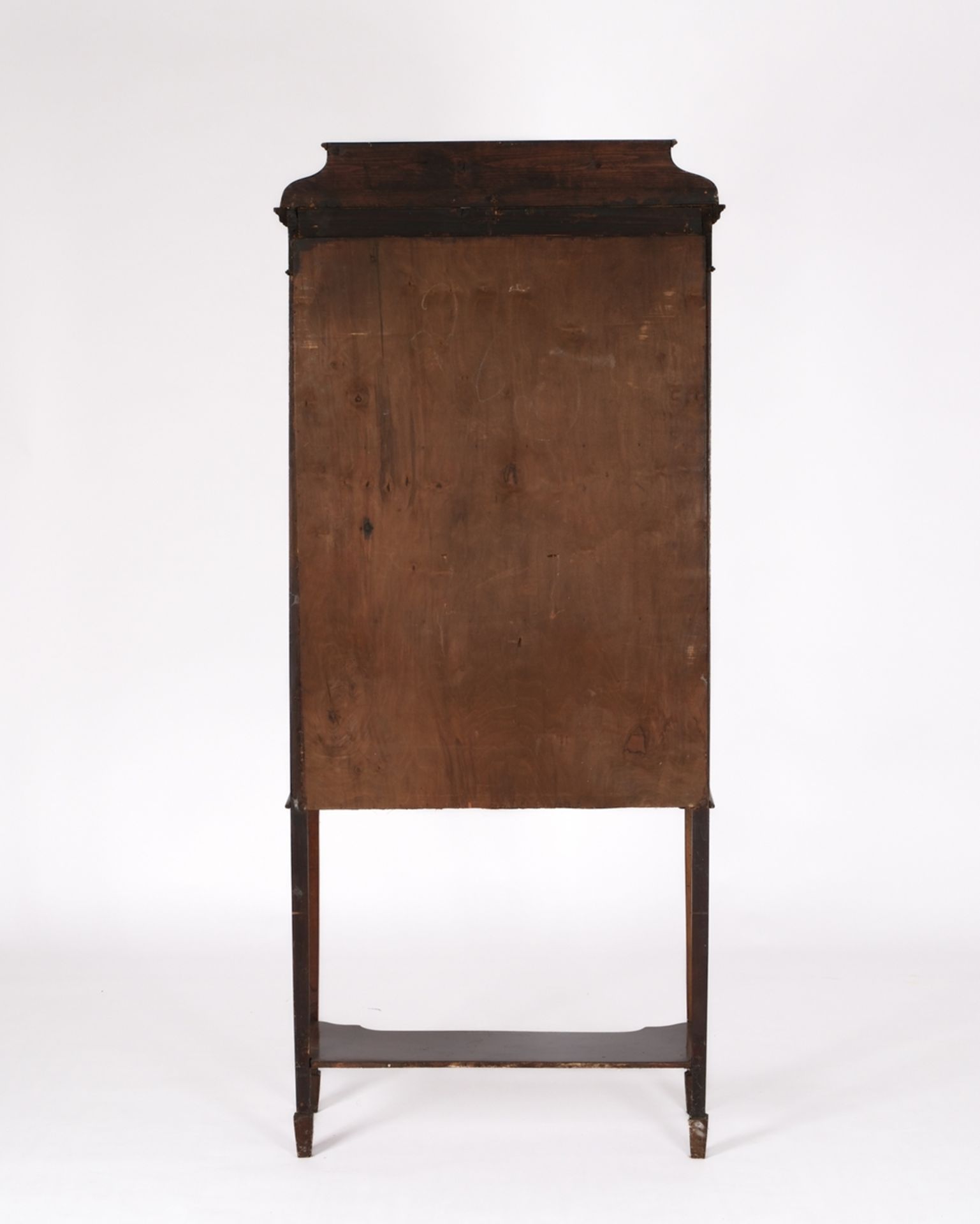 Edwardianische Vitrine, England, 1900, Mahagoni, zweitüriger Korpus dreiseitig verglast auf hohen F - Bild 4 aus 4