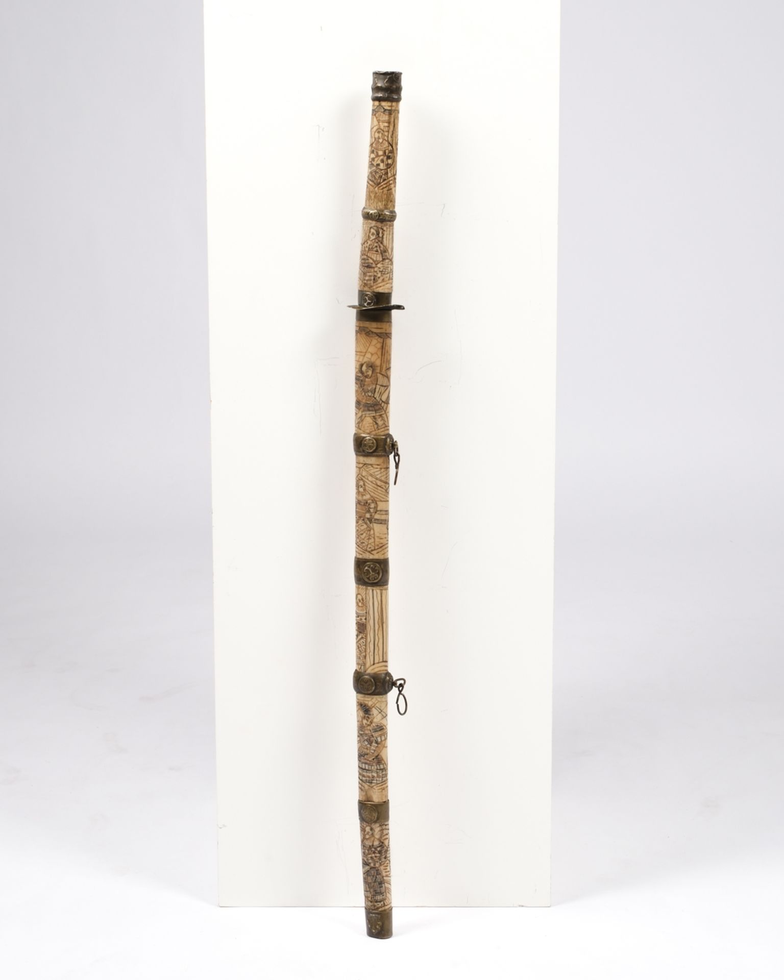 Wakizashi, Japan, um 1900, Meiji, einschneidige Eisenklinge, Griff und Scheide mit figürlich verzie