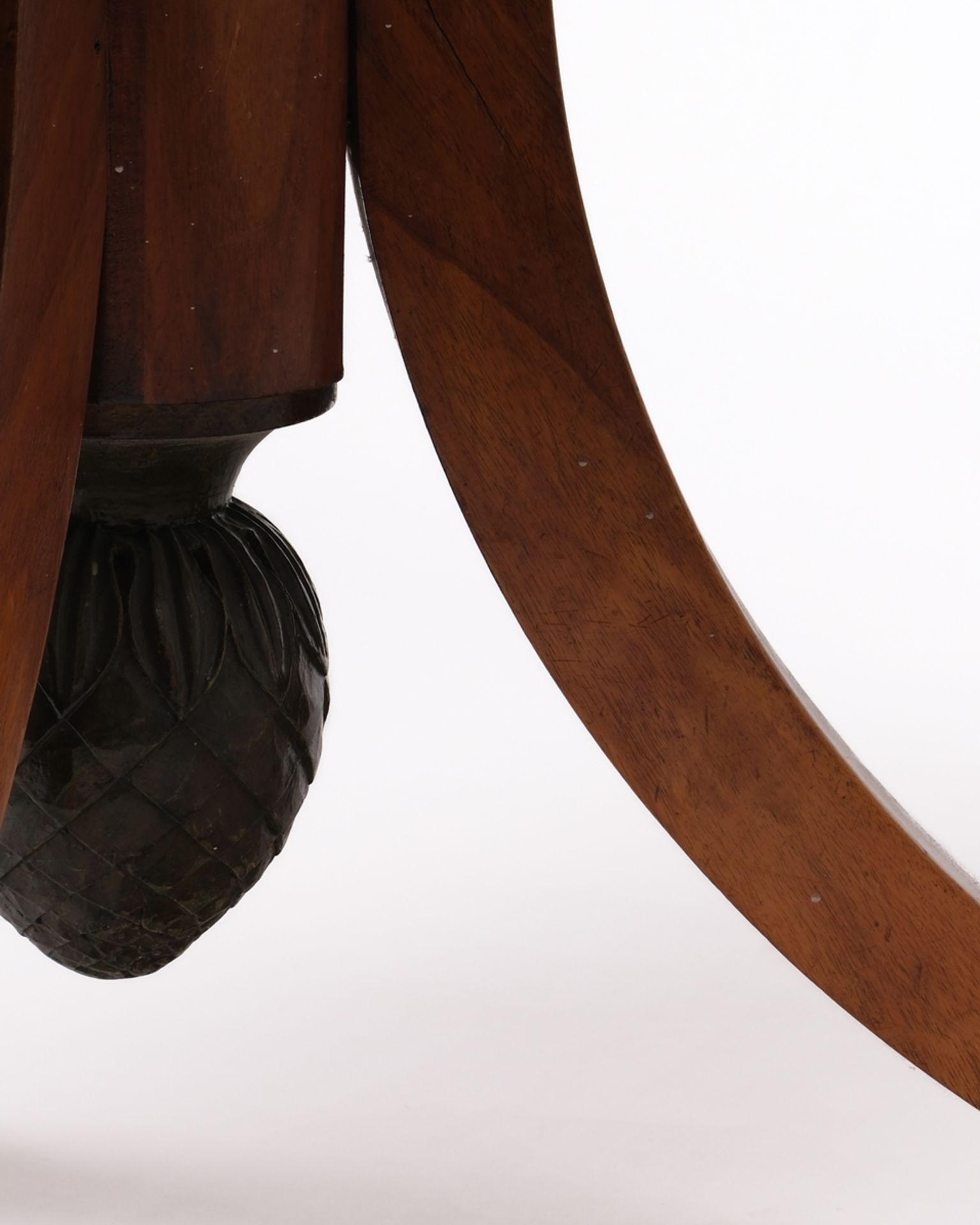 Biedermeiertisch aus Haus Parzival, 1. Drittel 19. Jh., Nussbaum, runde Platte über Schaft mit drei - Bild 3 aus 3