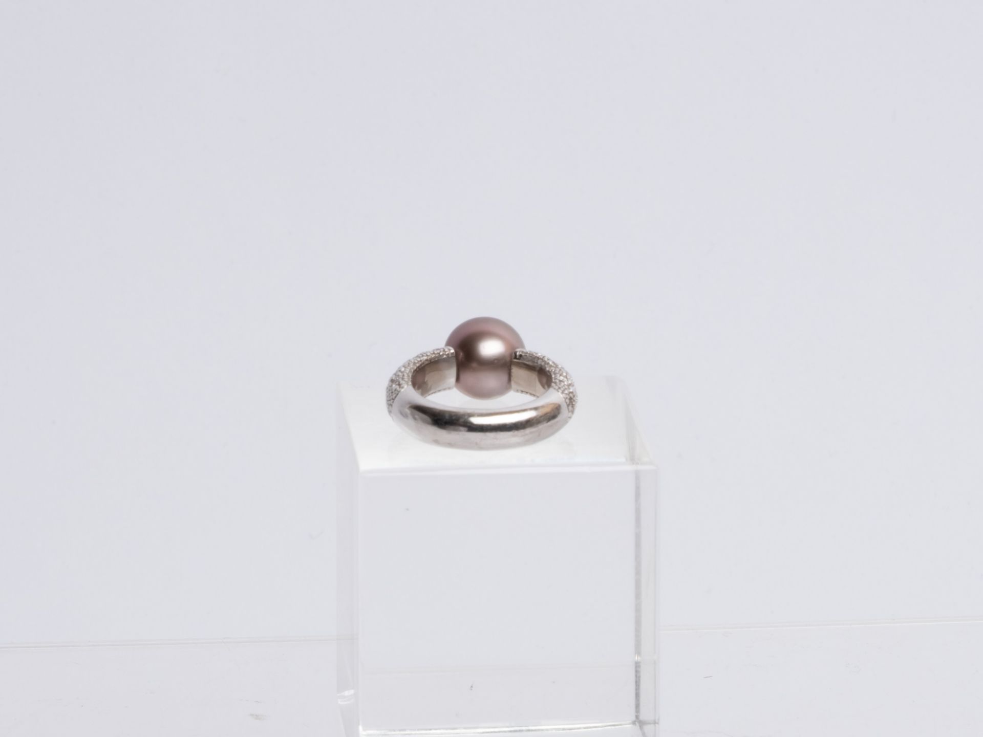 Ring, 18kt Weißgold, 1 Peacock-Perle ø ca. 11 mm, Brillantbesatz zus. ca. 0.57 ct., ca. 13 g, RM 58 - Bild 2 aus 2