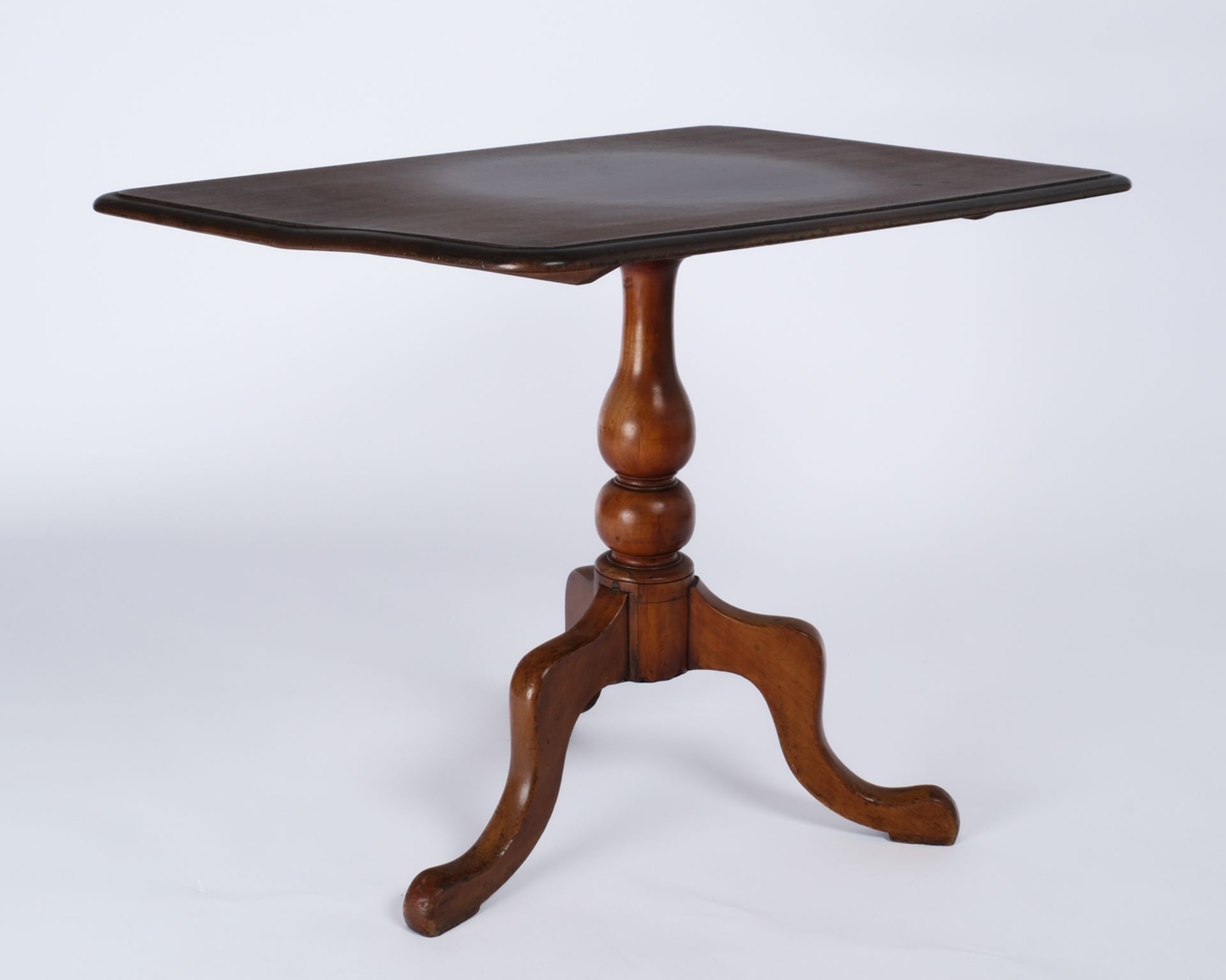 Beistelltisch, England, 19. Jh., Mahagoni, rechteckige Platte über dreipassigem Fuß, 60.5 x 82 x 52 - Bild 2 aus 5