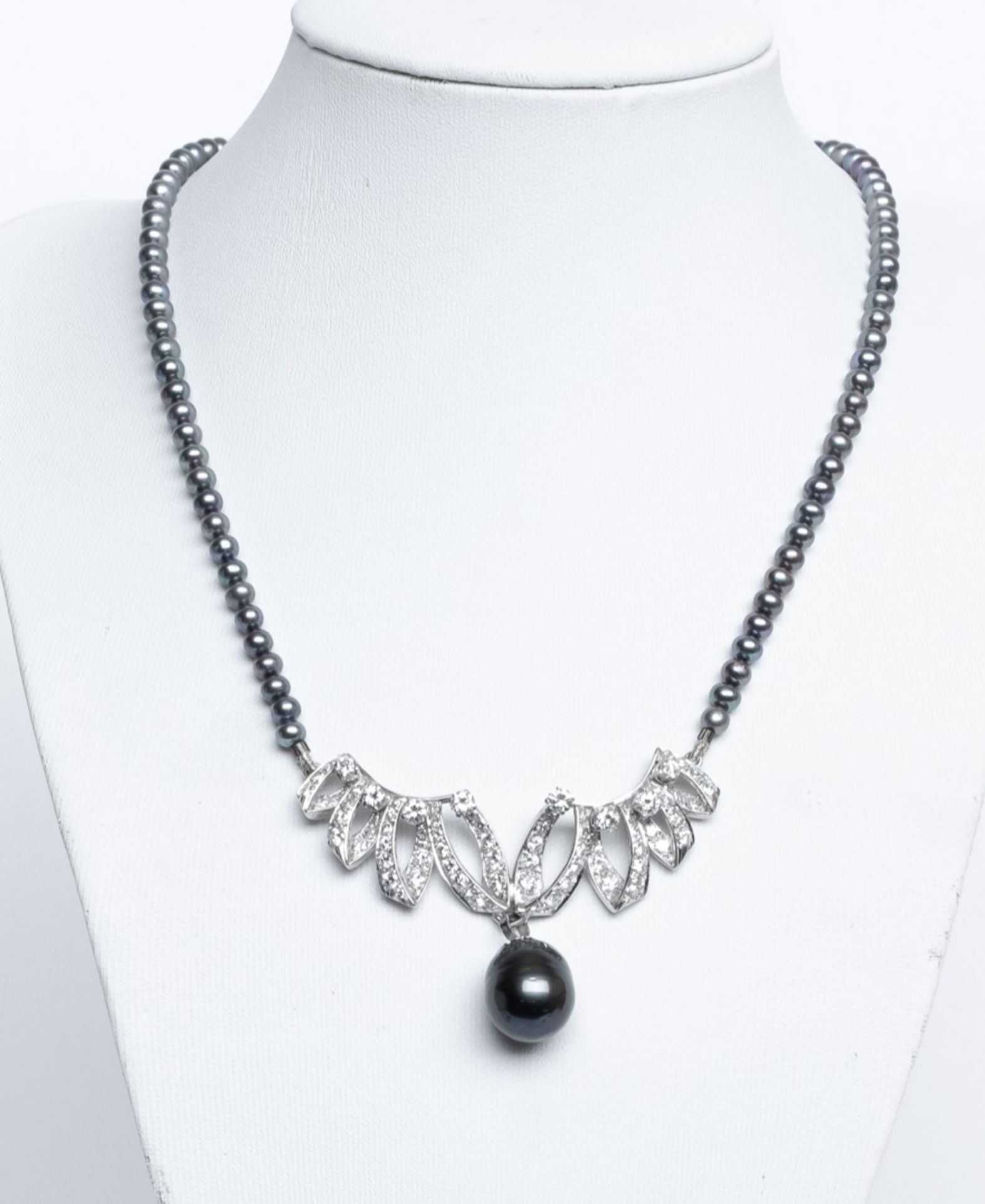 Collier, 18kt Weißgold, 78 Brillanten und Diamanten zus. ca. 2.20 ct., Tahitiperle ca. 14 x 11 mm, 
