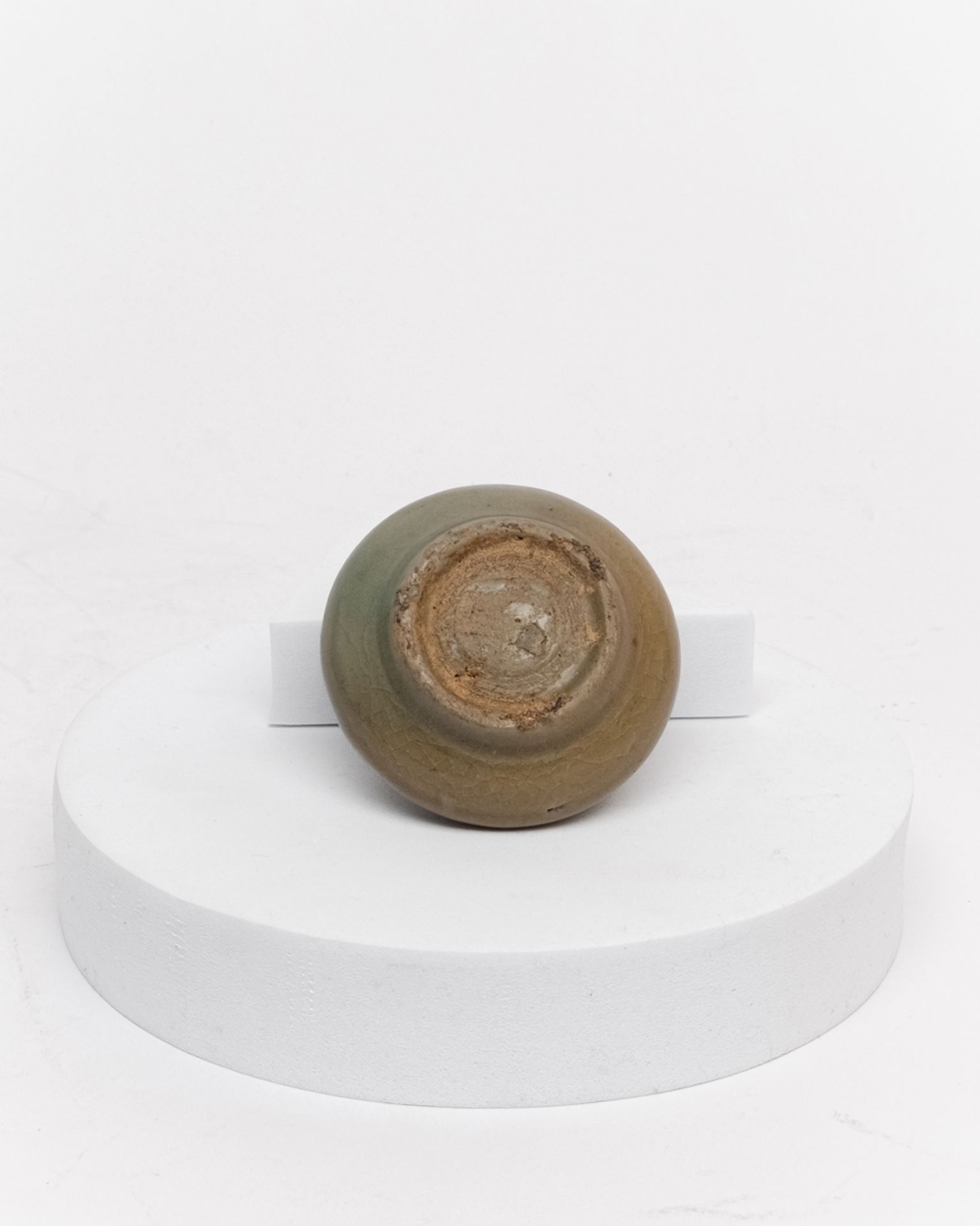 Ölfläschchen, Korea, Goryeo-Zeit, 12./13. Jh., Seladon, gedrückt bauchige Form mit kurzem Hals, auf - Bild 3 aus 3