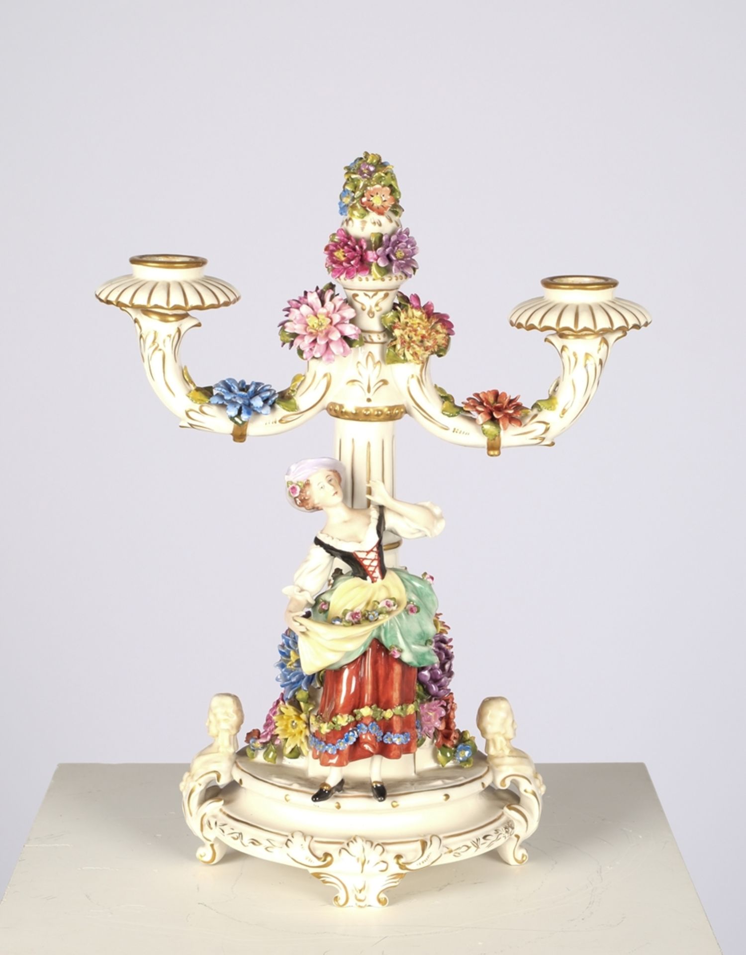 Figurenleuchter, "Gärtnerin", Volkstedt, Ackermann & Fritze, polychrom und goldstaffiert, auf runde