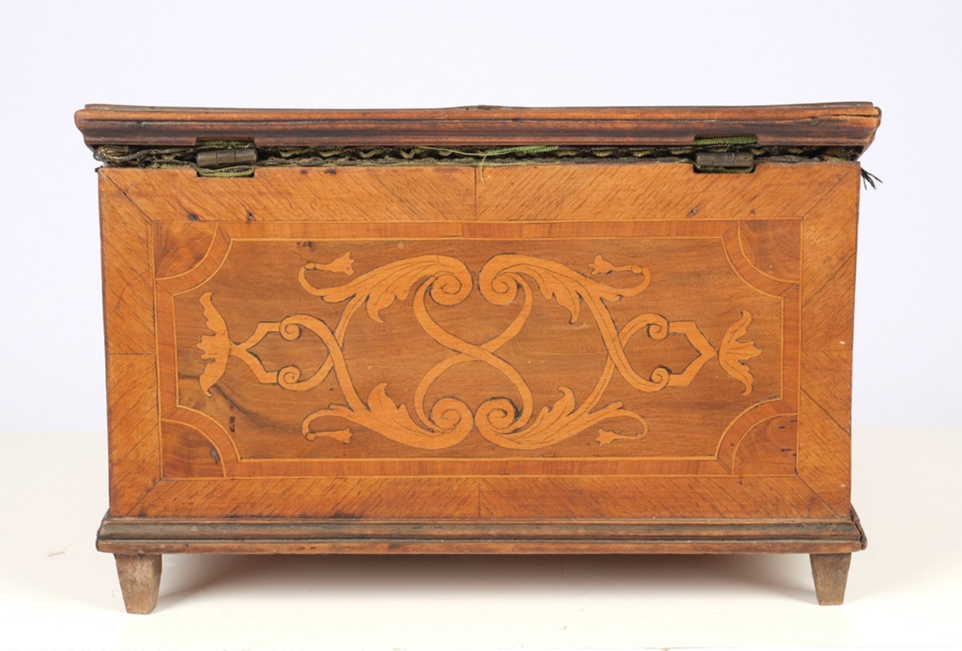 Barocke Schreibschatulle, wohl 18. Jh., Nussbaum u.a. furniert und marketiert, rechteckiger Korpus  - Bild 5 aus 5