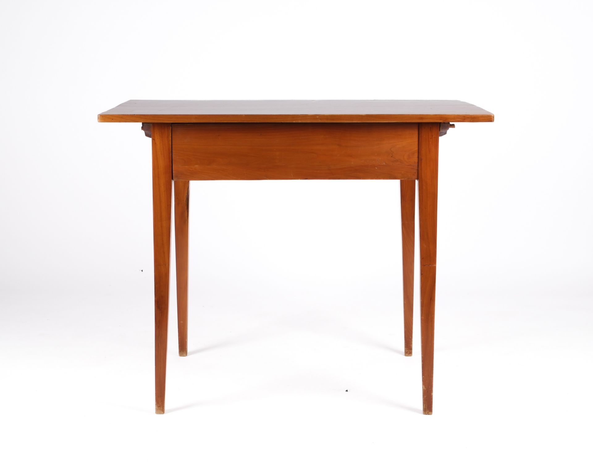 Biedermeiertisch, um 1830, Kirschbaum massiv, rechteckige Platte auf vier konischen Vierkantbeinen,