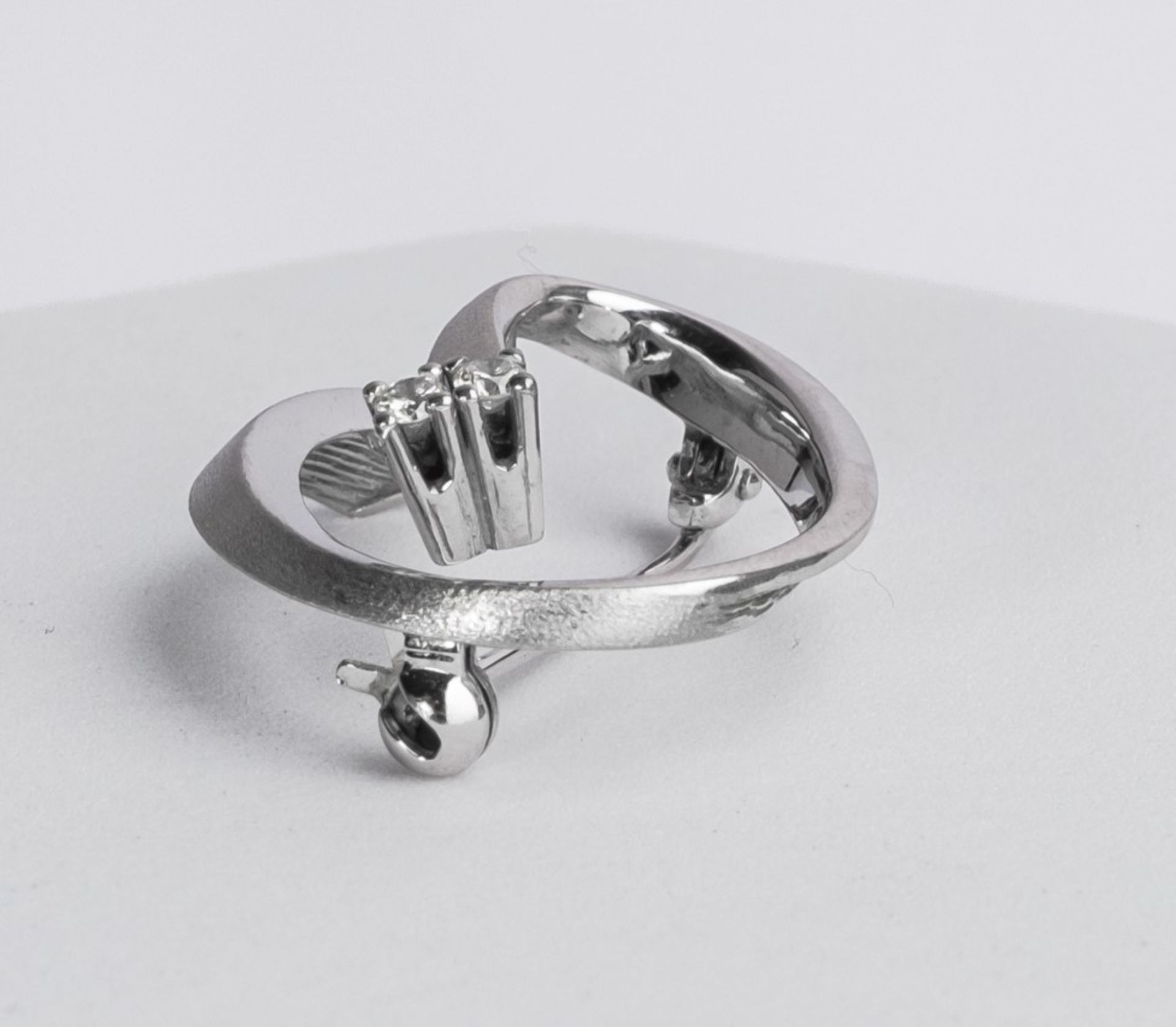 Brosche, 14kt Weißgold, 2 Brillanten, ca. 0.10 ct., ca. 5.7 g - Bild 2 aus 3