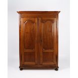 Waadtländer Schrank, Schweiz, 18./19. Jh., Nussbaum massiv, zweitüriger Korpus mit gerundeten Ecken