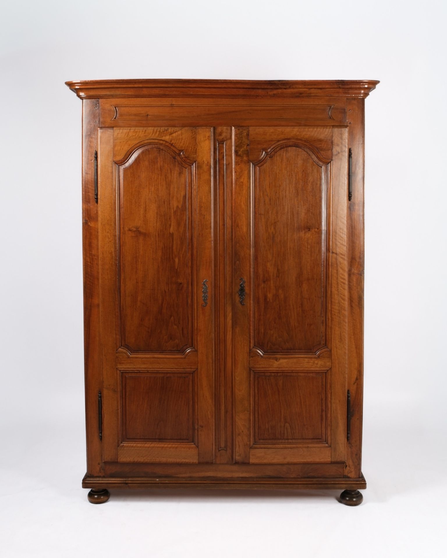 Waadtländer Schrank, Schweiz, 18./19. Jh., Nussbaum massiv, zweitüriger Korpus mit gerundeten Ecken