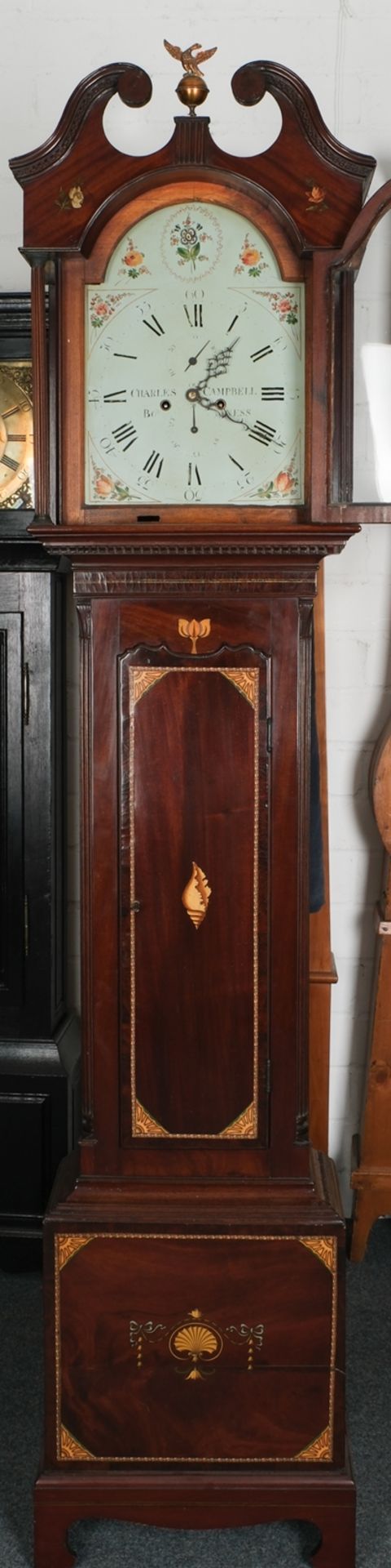 Standuhr, Schottland, George III, spätes 18. Jh., auf dem Zifferblatt sign. Charles Campbell / Bo'n
