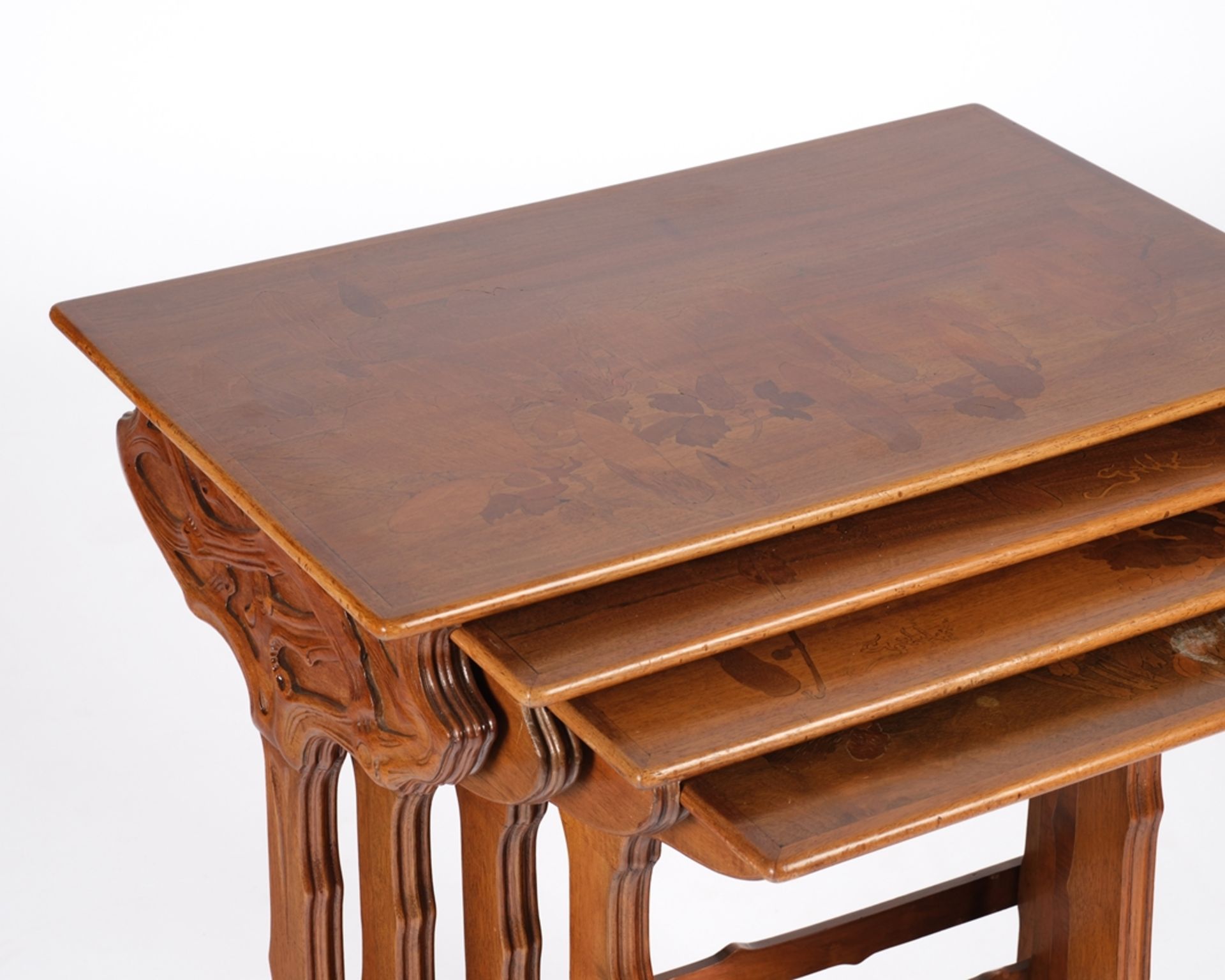 Vierteiliger Satztisch von Emile Gallé, Nancy, um 1900, Nussbaum und diverse eingelegte Edelhölzer, - Bild 3 aus 7