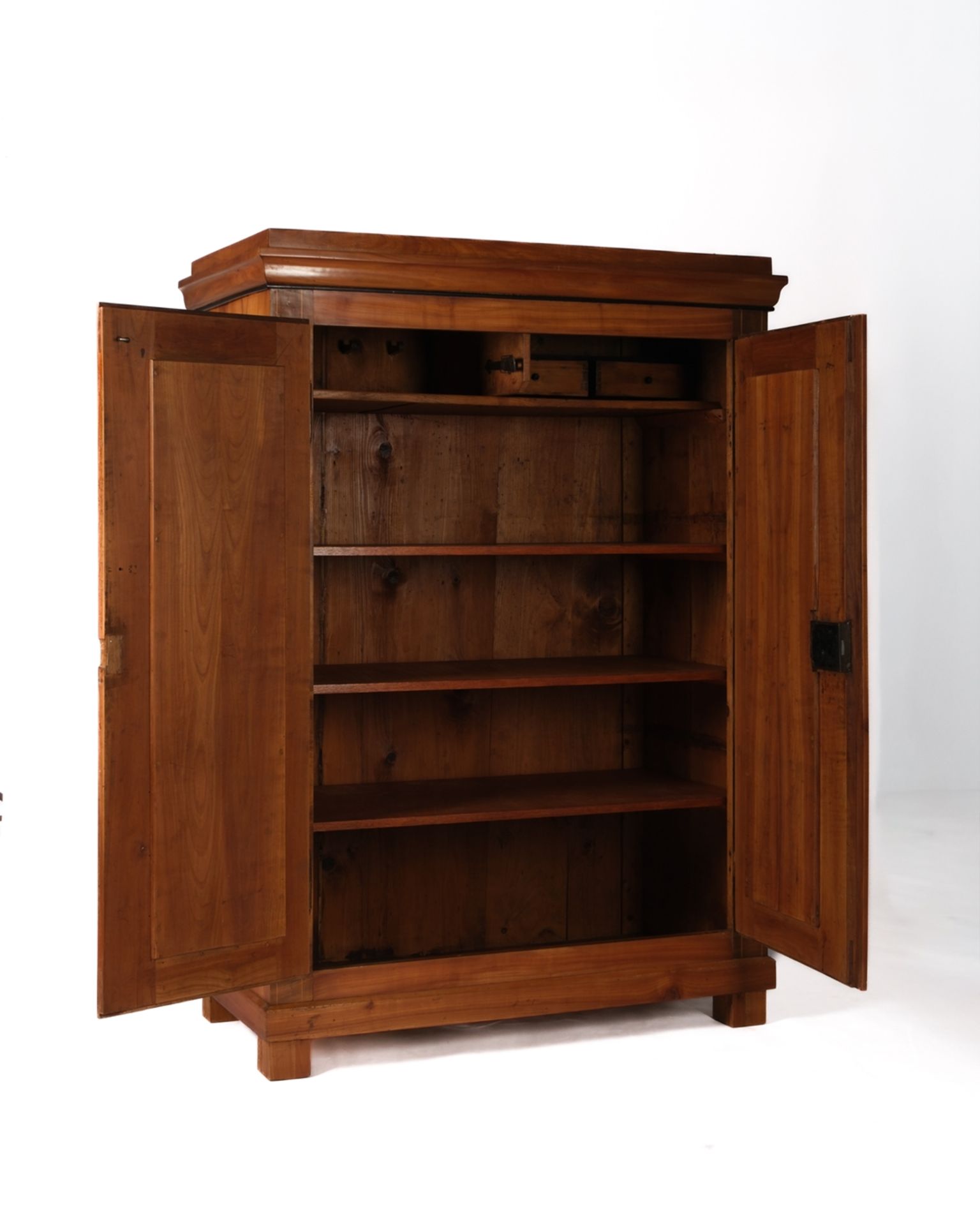 Biedermeierschrank, süddt., um 1825, Kirschbaum massiv, niedriger zweitüriger Korpus mit vorkragend - Bild 3 aus 5