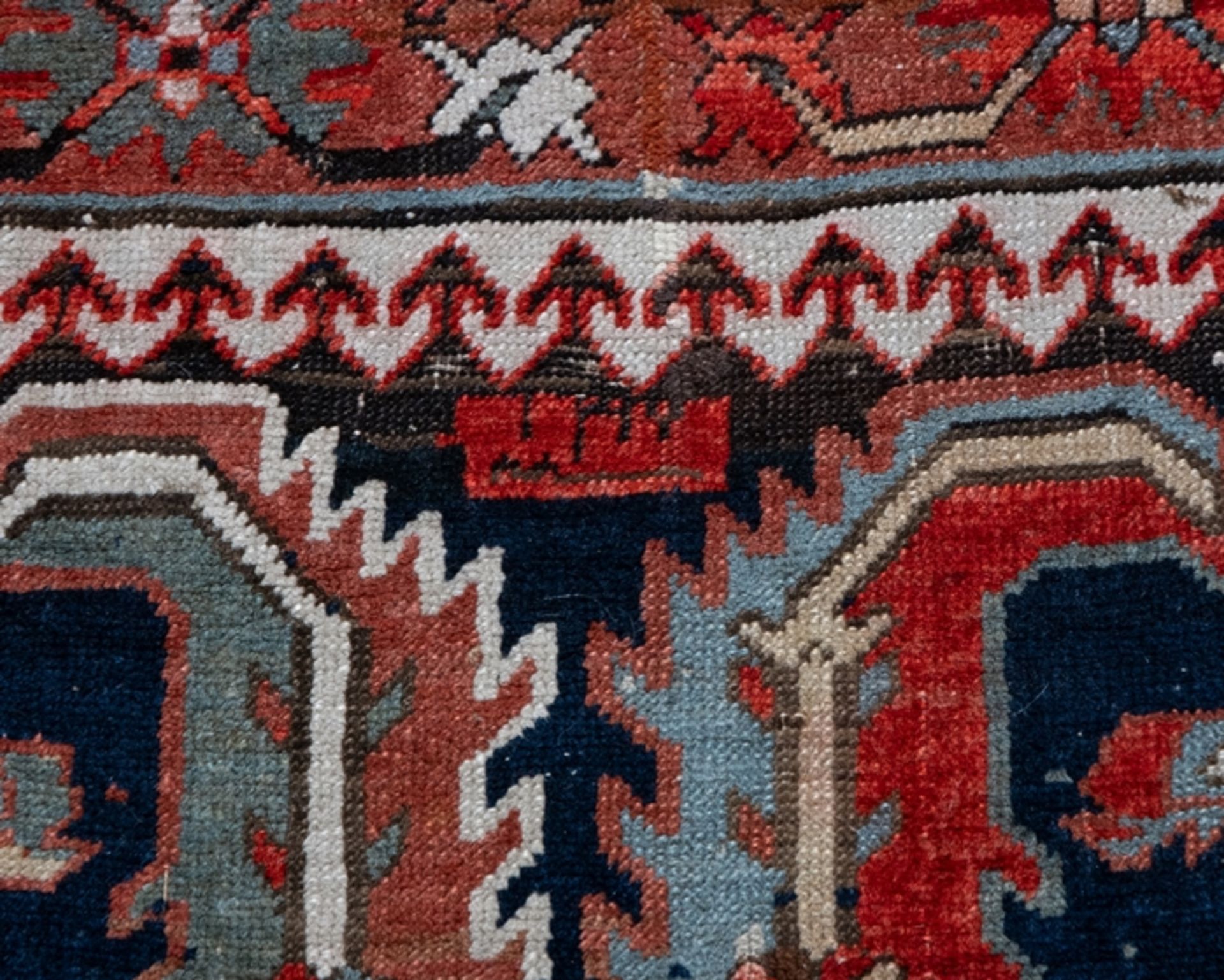 Karabagh- oder Gendje-Kasak, Kaukasus, dat. 1345 AH (= 1926/7) und signiert, Krabben-Medaillons, ca - Bild 2 aus 3