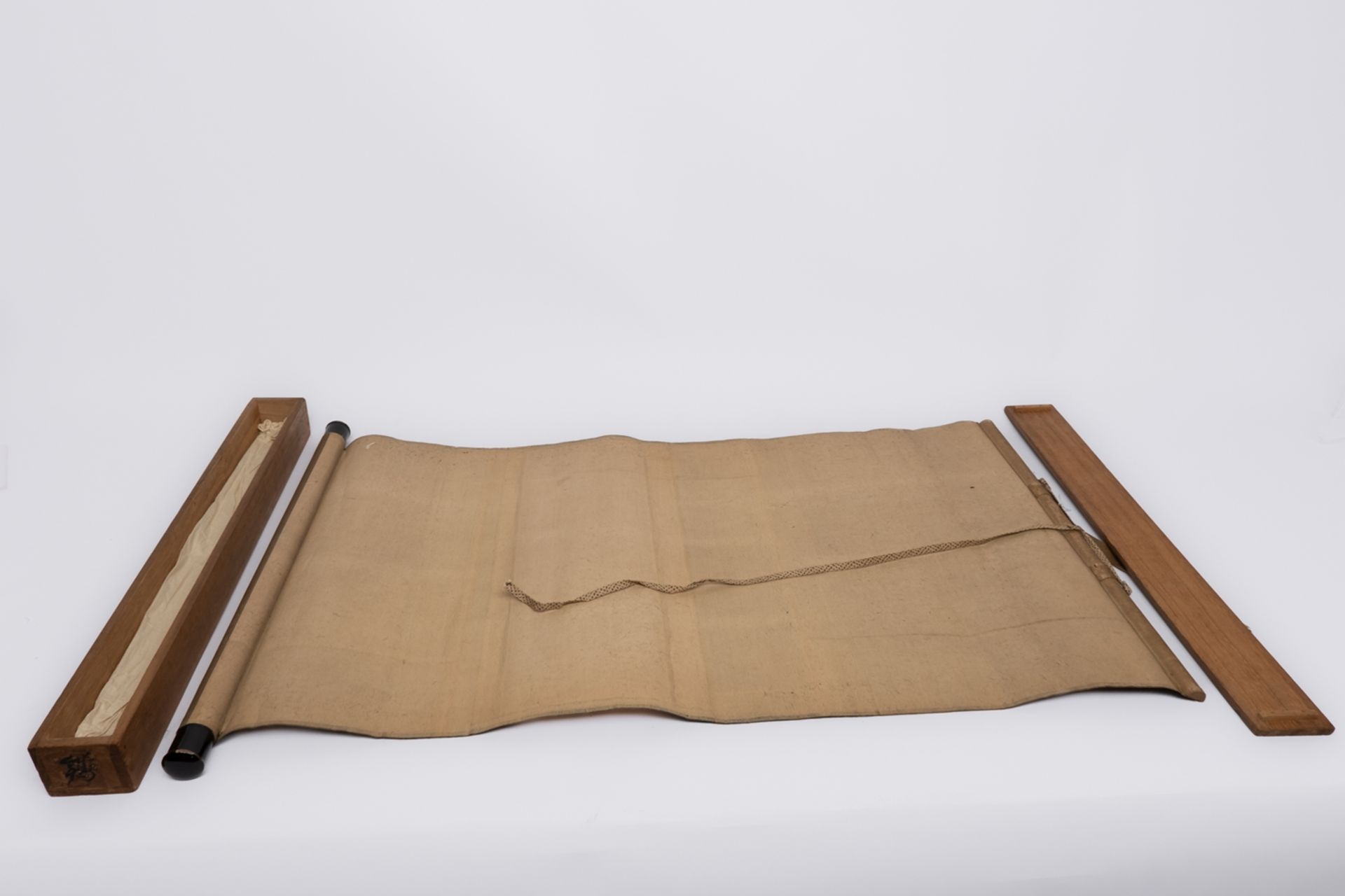 Fragment eines Shukuzu, "Hühner-Familie", Japan, 19. Jh., als Hängerolle montiert, Tusche, etwas Ro - Bild 2 aus 2