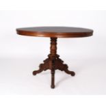 Runder Salontisch, Gründerzeit, um 1880, Platte in Mahagoni geflammt, dreipassiger Balusterstand, H