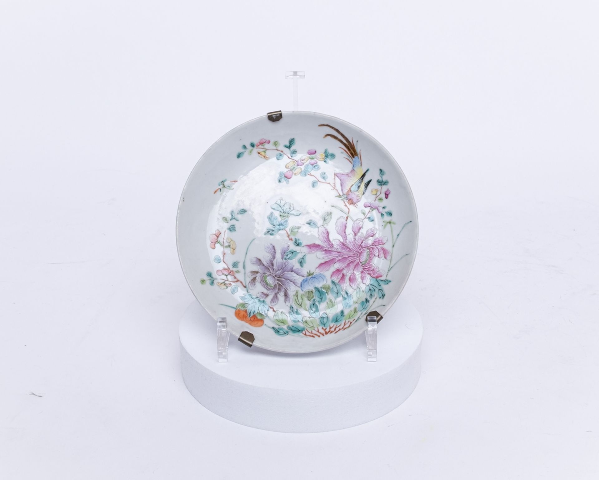 4 Teller, China, 19. Jh., Porzellan, famille rose, verschiedene Blütendekore, 3x am Boden umseitig  - Bild 6 aus 7