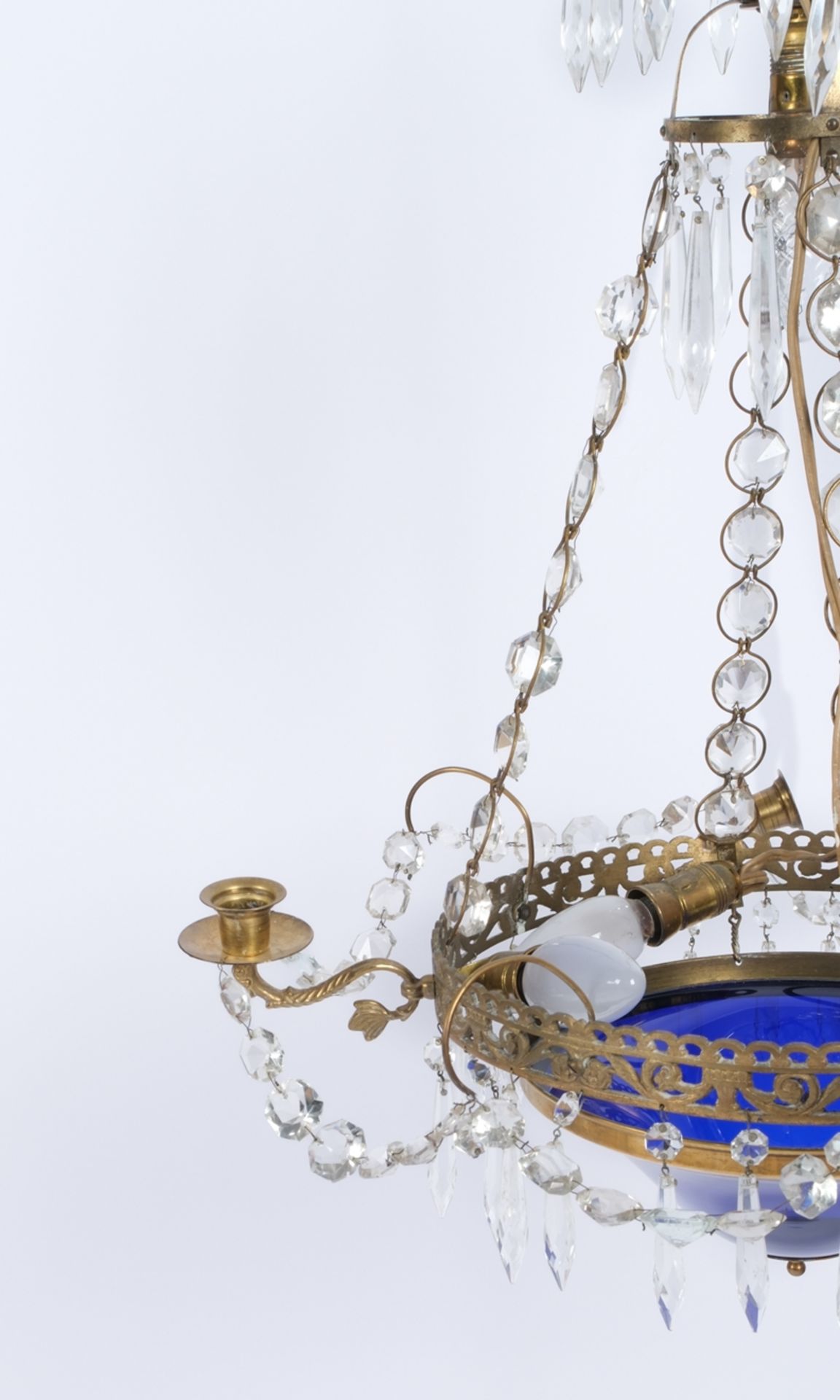 Deckenleuchter im klassizistischen Stil, 20. Jh., durchbrochen gearbeiteter Messingkranz mit vier K - Bild 2 aus 3