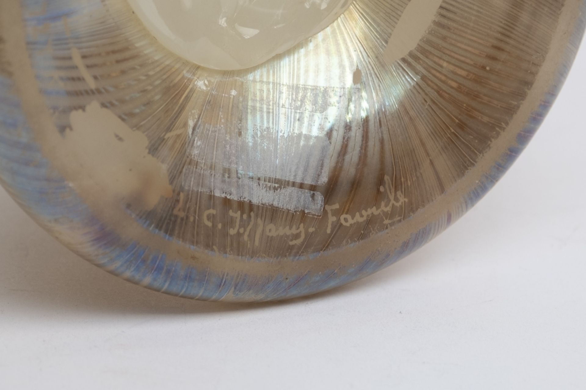 Stangenvase, "Tiffany", 20. Jh., Glas, konische, schlanke Form, elfenbeinfarben, unten umlaufend ve - Bild 3 aus 3