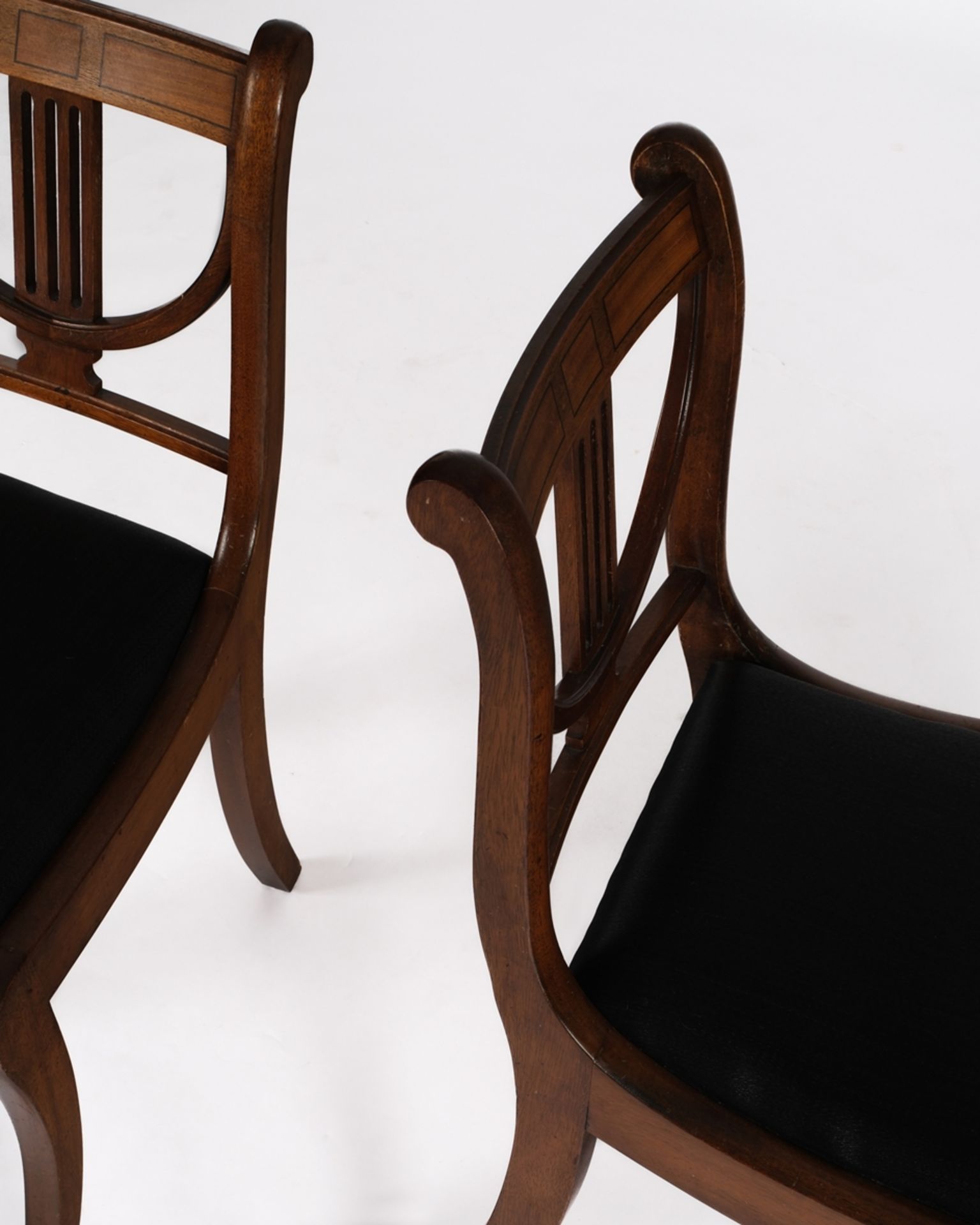 Paar Stühle, England, 20. Jh., Mahagoni, Säbelbeine, schwarze Polsterbezüge in Rosshaar, H. je 83 c - Bild 4 aus 4