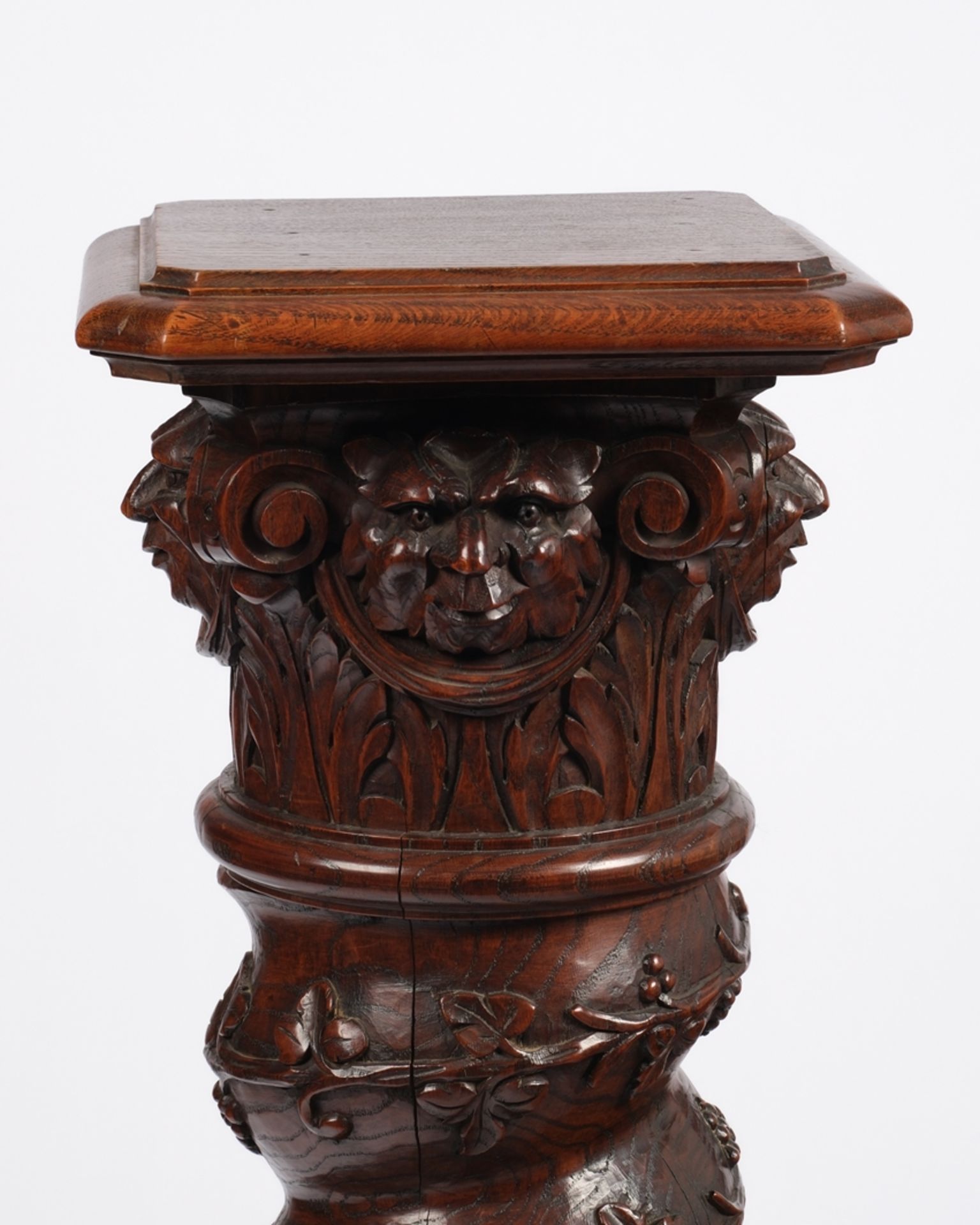 Ziersäule mit Weinlaub, 18./19. Jh., Eiche geschnitzt, gedrehter Säulenschaft mit Weinranken über p - Bild 3 aus 3