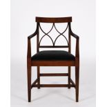 Klassizistischer Armlehnstuhl, England, 20. Jh., Mahagoni, schwarze Polsterbezüge in Rosshaar, H. 8
