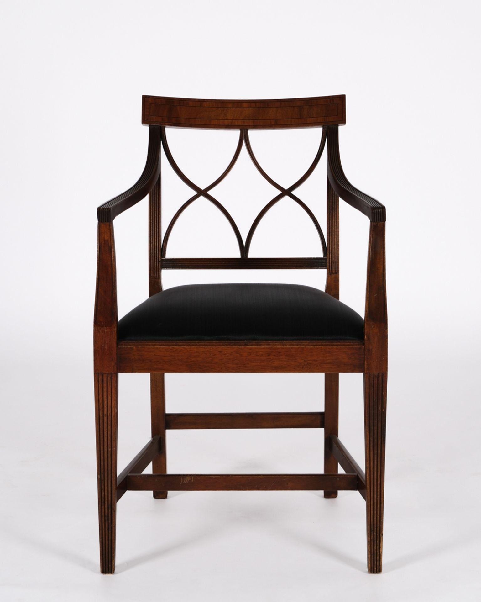 Klassizistischer Armlehnstuhl, England, 20. Jh., Mahagoni, schwarze Polsterbezüge in Rosshaar, H. 8