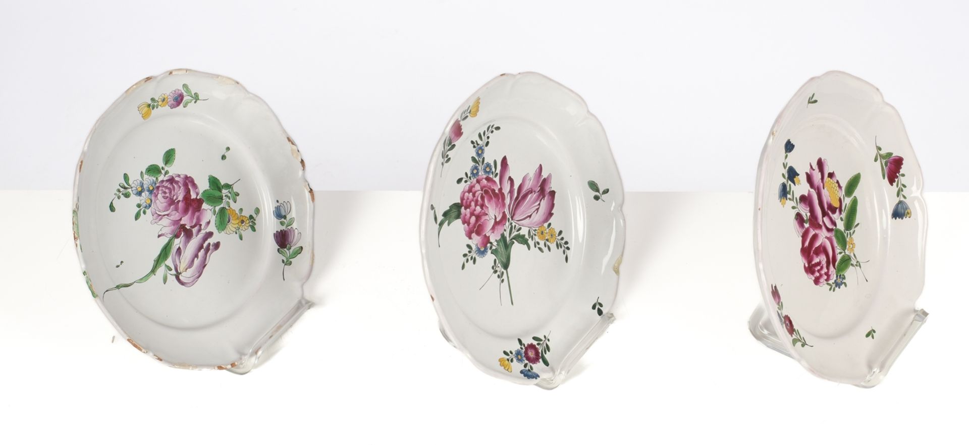 3 Teller, Moustiers, nach 1750, Fayence, passig, farbiger Aufglasurdekor mit Blumen auf weißem Grun - Bild 2 aus 3