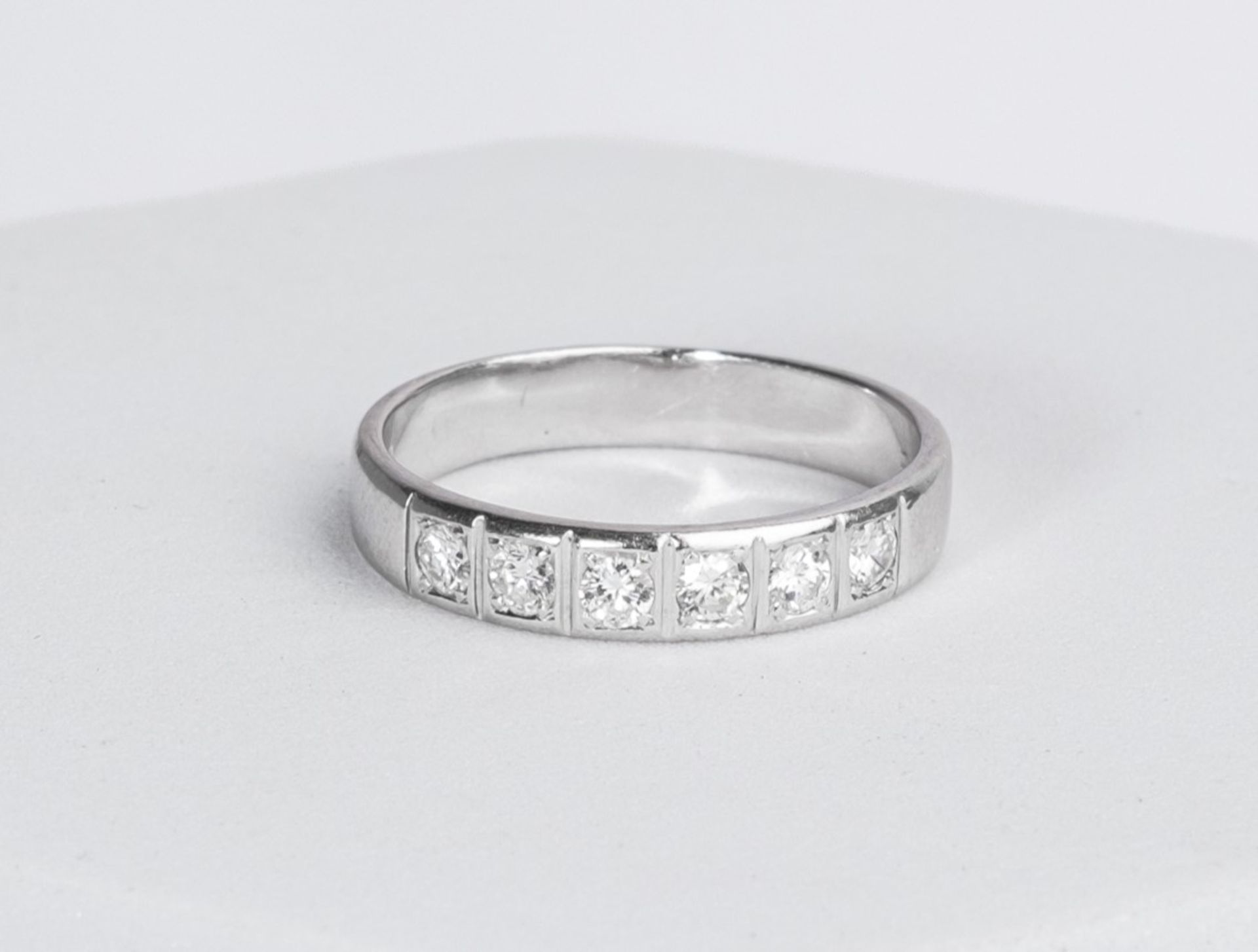 Halbmemoire-Ring, 14kt Weißgold, 6 Brillanten zus. ca. 0.36 ct., ca. 3.2 g, RM 58