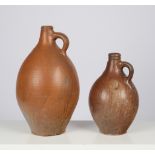 2 Bartmannskrüge, Frechen, 18./19. Jh., Steinzeug, braun glasiert, bauchig, 1x mit Medaillon, 33-44