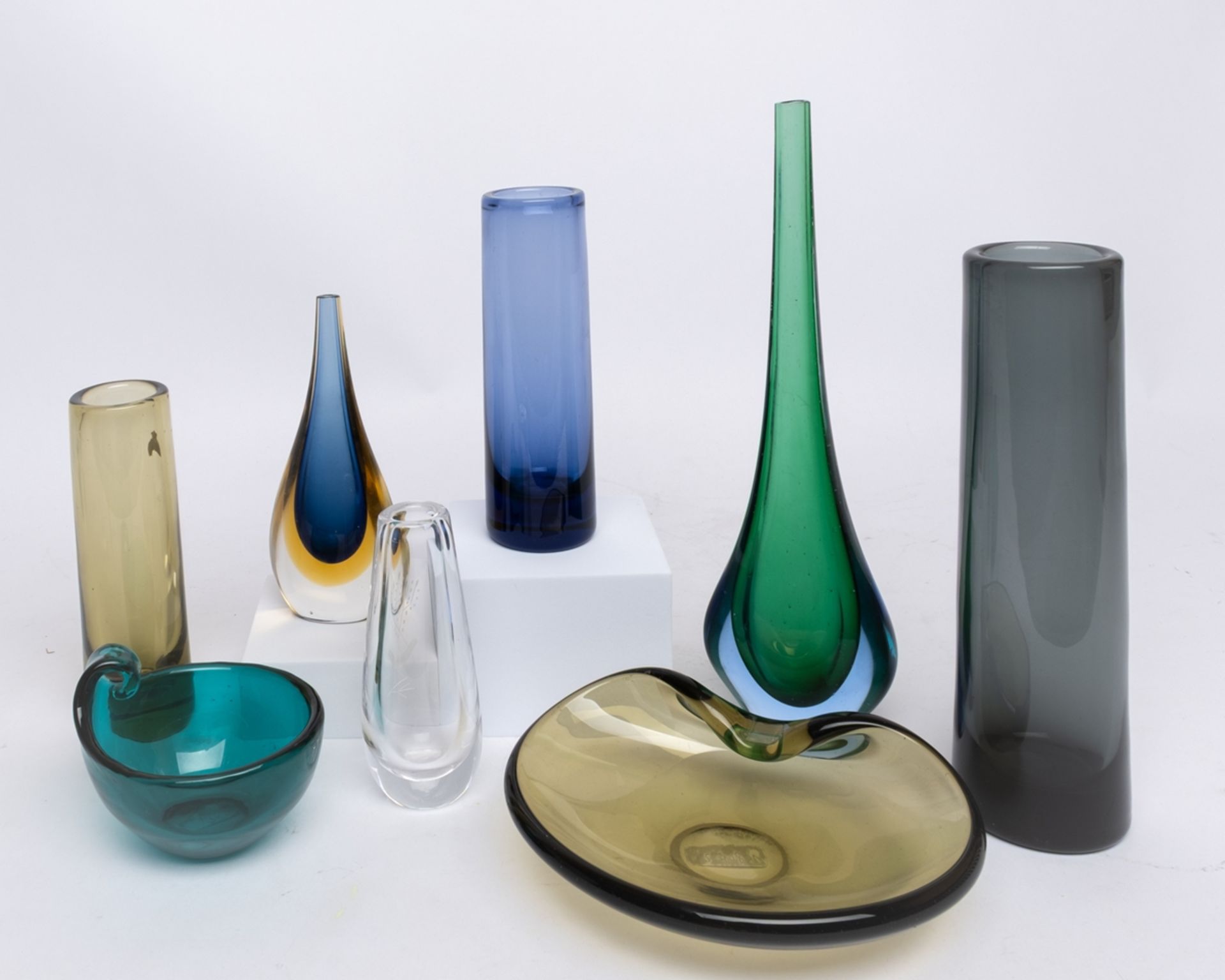 2 Schalen, 6 Vasen, Glas, 4x Holmegaard, 1x Riihimäen, verschiedene Ausführungen, meist farbig, 5.5