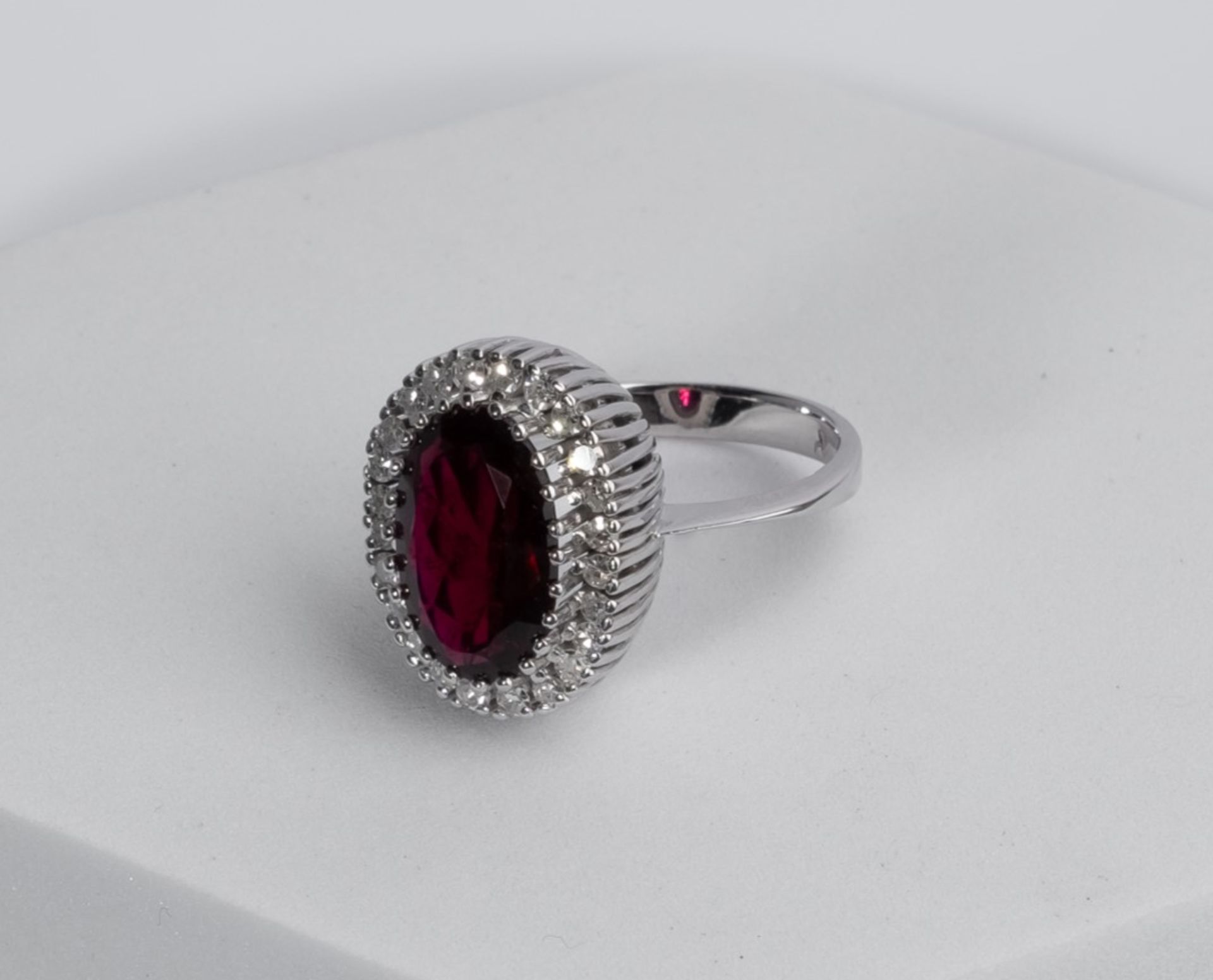 Ring, 14kt Weißgold, wohl Rhodolit ca. 4.50 ct., Diamanten, ca. 8.4 g, RM 59