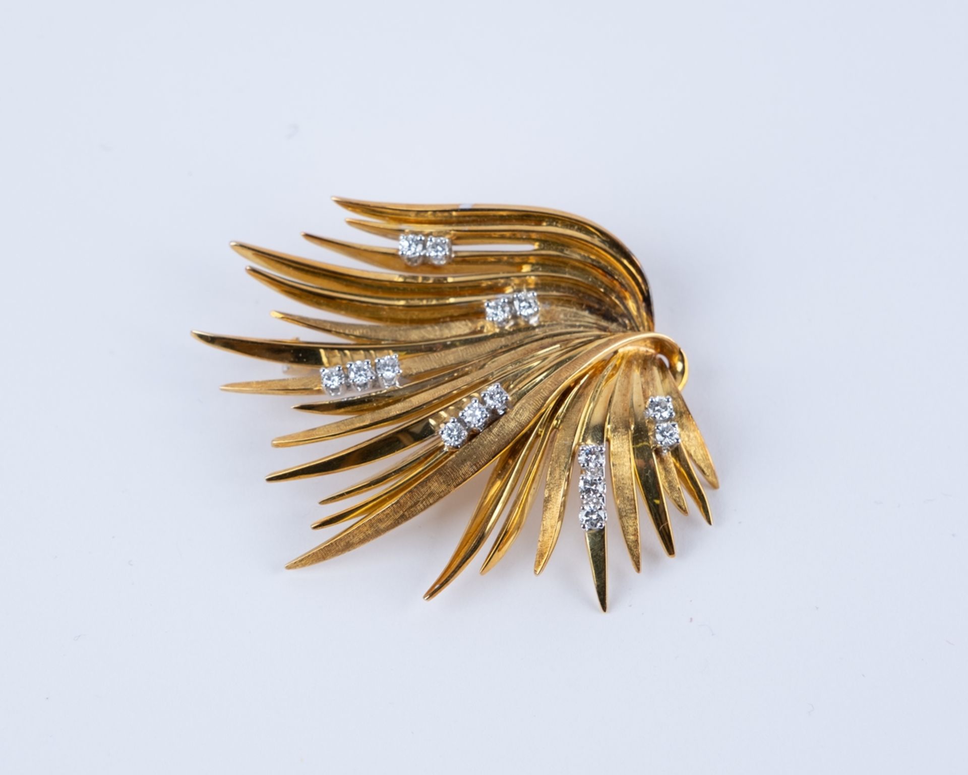 Brosche, 18kt Gelbgold, 15 Brillanten zus. ca. 0.60 ct., ca. 23.5 g, ca. 55 x 40 mm