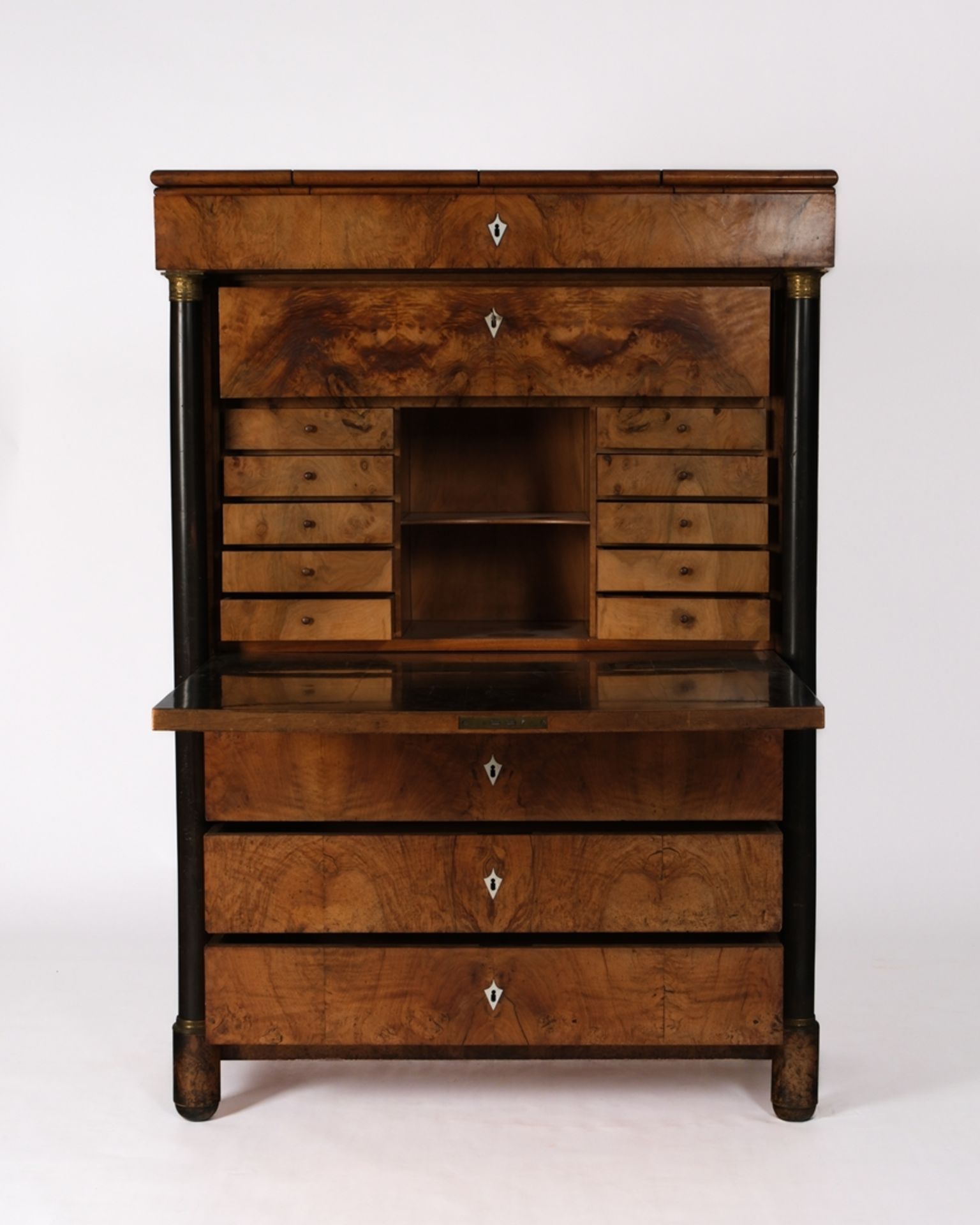 Sekretär, Biedermeier, süddeutsch, um 1815/20, einteiliger Korpus mit Fallklappe über drei Schüben, - Bild 2 aus 4