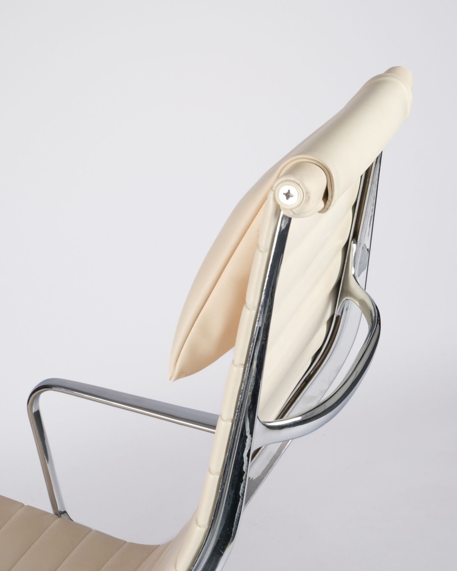 Aluminium Chair Eames EA124, Entwurf Charles und Ray Eames, Signet Herman Miller, drehbarer Korpus  - Bild 5 aus 6