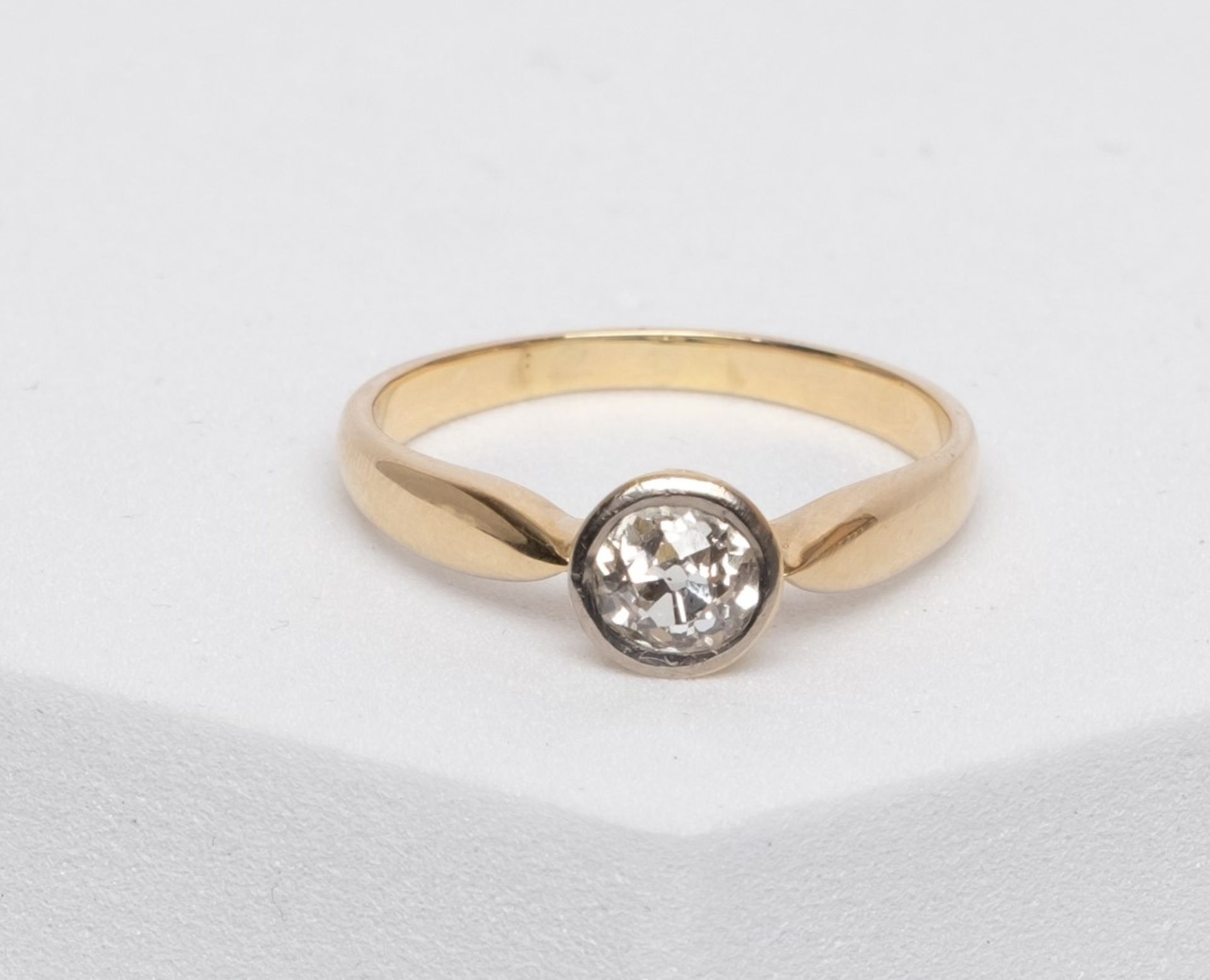 Solitär-Ring, 14kt Gelbgold, 1 Altschliffdiamant ca. 0.60 ct., ca. 4.1 g, RM 62.5