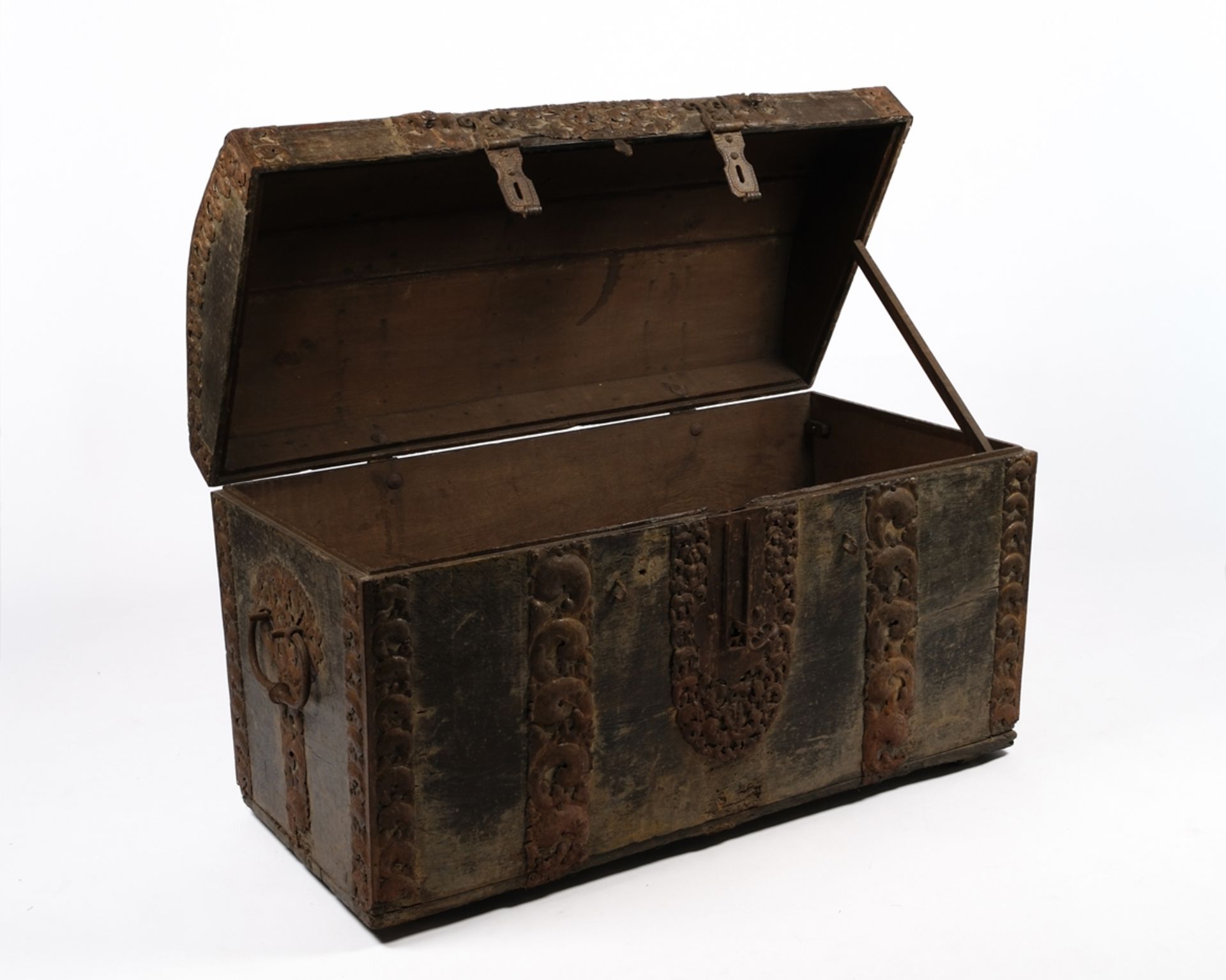 Große barocke Runddeckeltruhe, 18. Jh., Eiche, der Korpus mit reich verzierten Eisenbändern beschla - Bild 3 aus 7