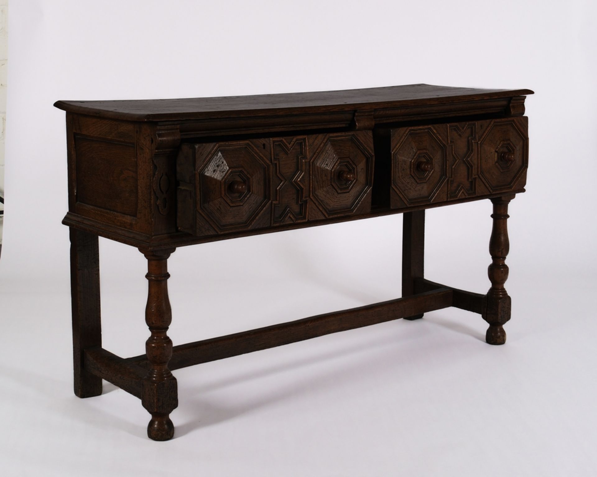 Konsoltisch oder Anrichte im Stil des spanischen Barock, 18. oder 20. Jh., Eiche, Platte mit zwei Z - Bild 3 aus 4