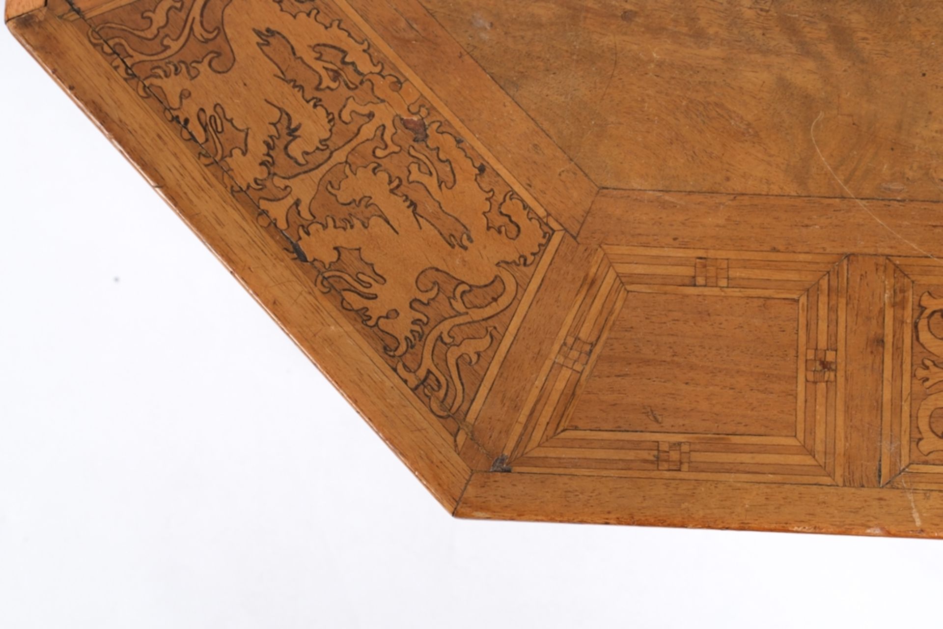 Beistelltisch, 2. Hälfte 19. Jh., Nussbaum, achteckige Platte mit arabesken Intarsien auf Balusterg - Bild 3 aus 3
