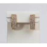 Paar Creolen, 18kt Roségold, 72 Brillanten zus. ca. 0.70 ct., ca. 7.5 g