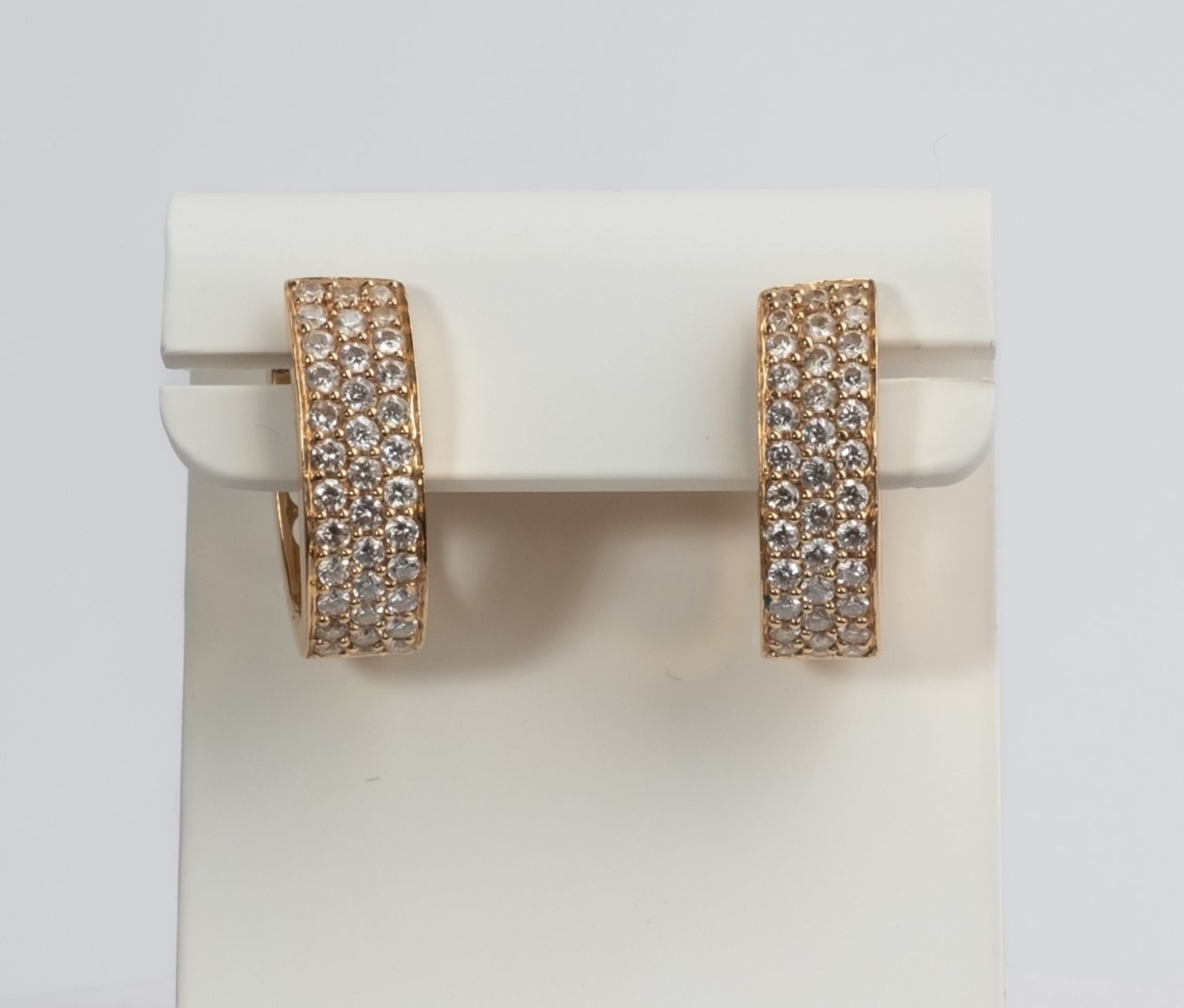 Paar Creolen, 18kt Roségold, 72 Brillanten zus. ca. 0.70 ct., ca. 7.5 g