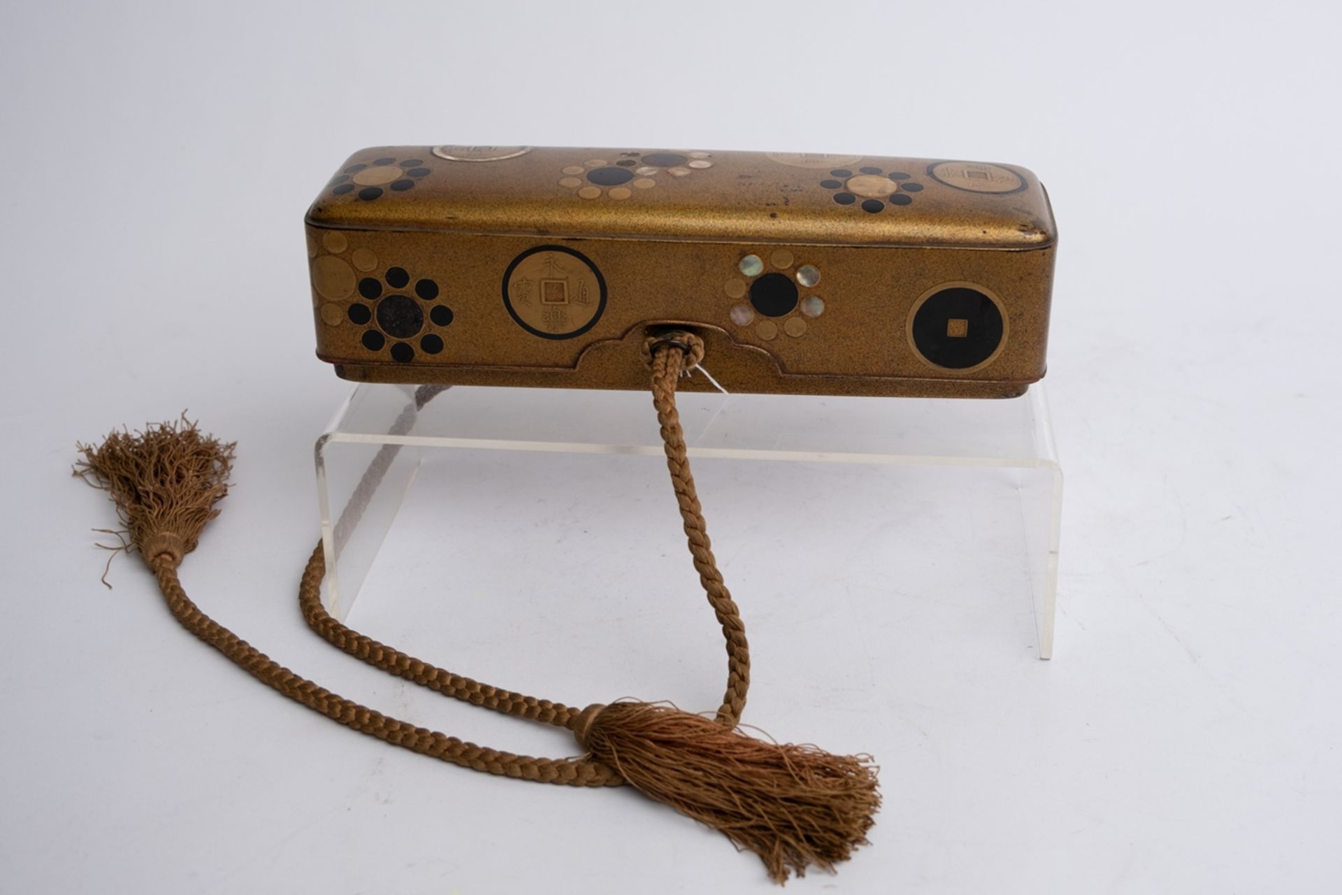 Stülpkasten, Japan, 19. Jh., außen mit Nashiji überzogen, verziert mit chinesischen Münzen mit der 