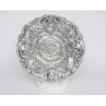 Korbschale, Silber 800, Hanau, Spiegel reliefiert mit einem galanten Paar in Landschaft, gebuckelte